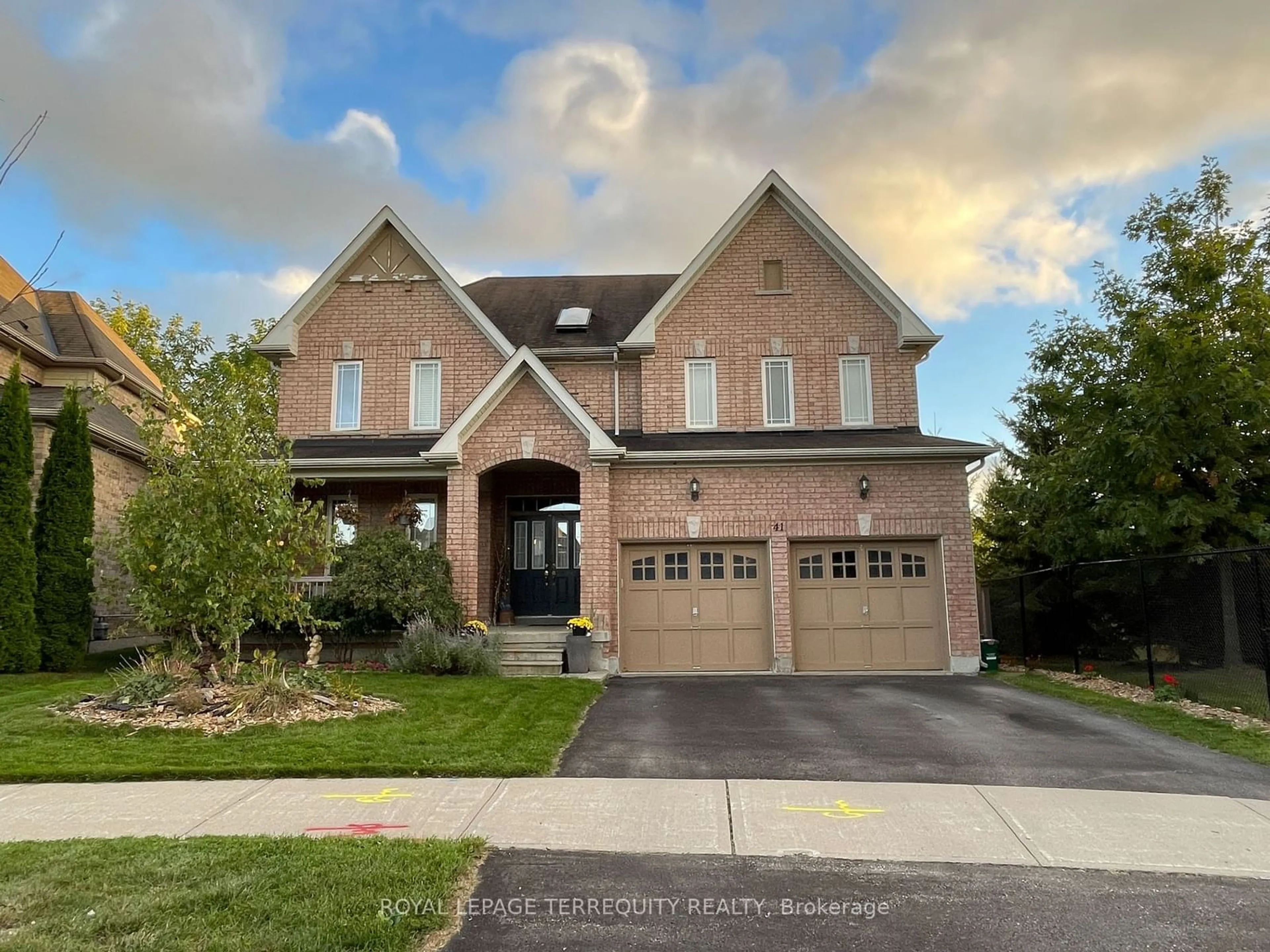 Home with brick exterior material, street for 41 Mackenzie Crt, Georgina Ontario L4P 0E1