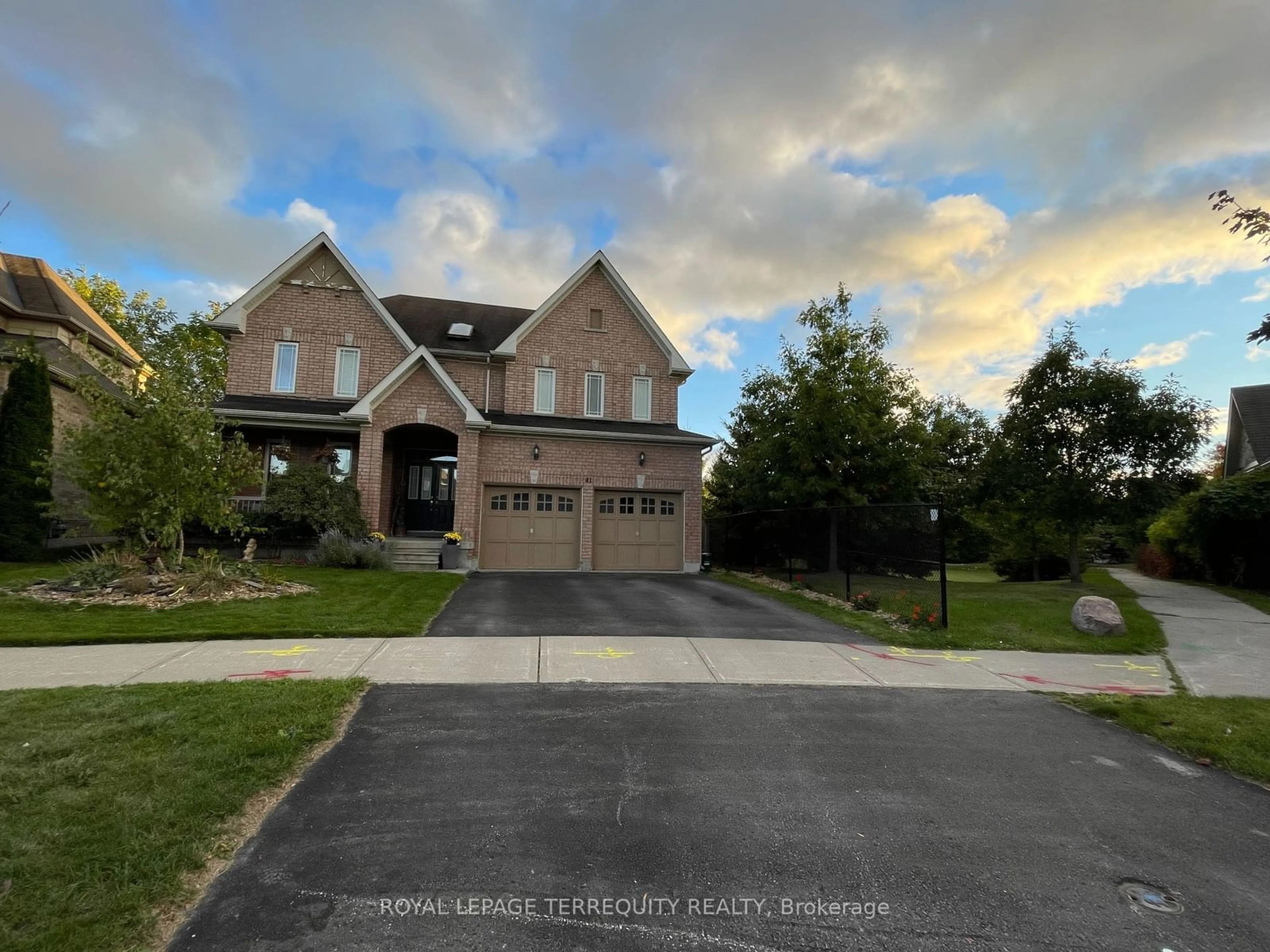 A pic from outside/outdoor area/front of a property/back of a property/a pic from drone, street for 41 Mackenzie Crt, Georgina Ontario L4P 0E1