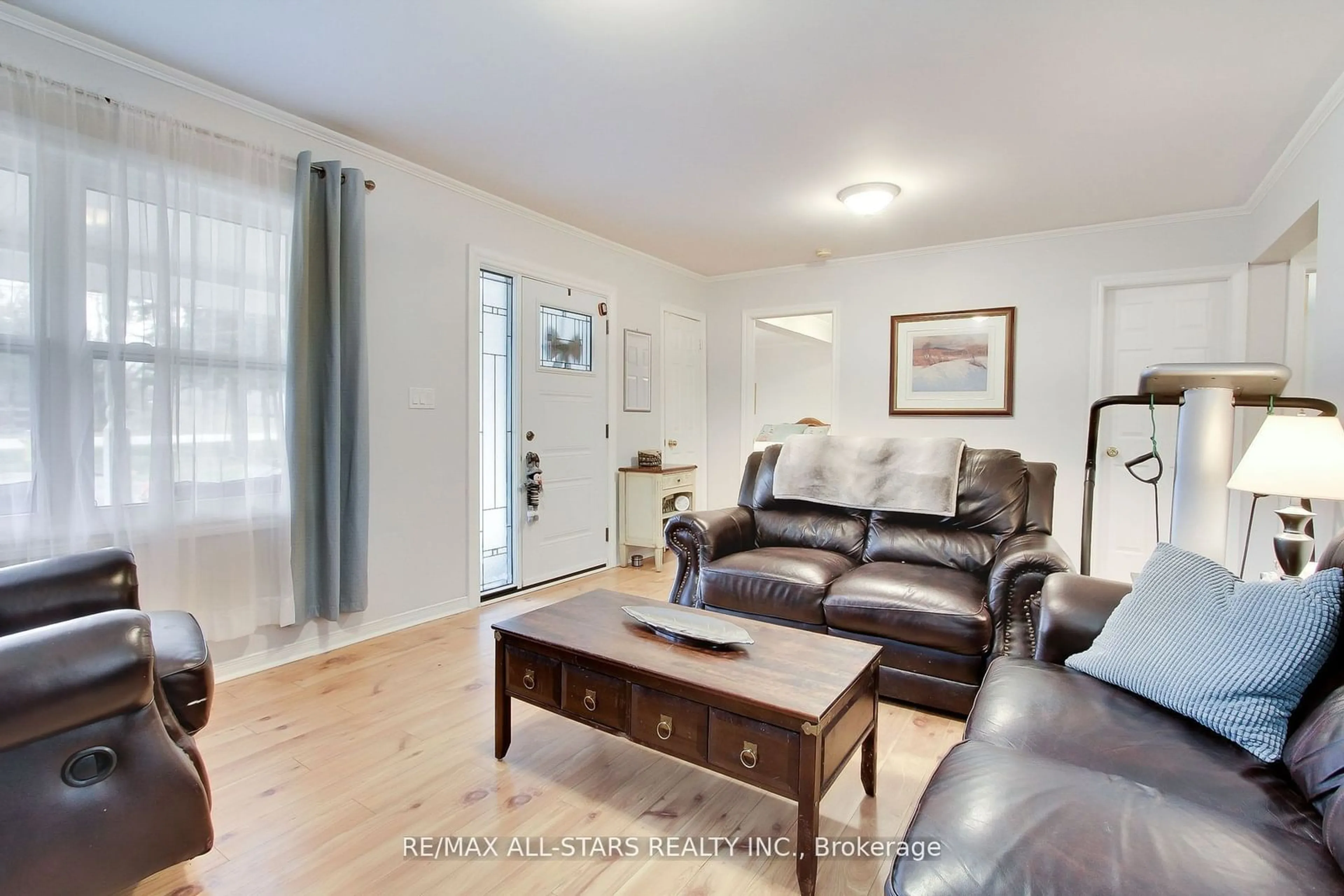 Living room with furniture, wood/laminate floor for 27112 Kennedy Rd, Georgina Ontario L0E 1S0