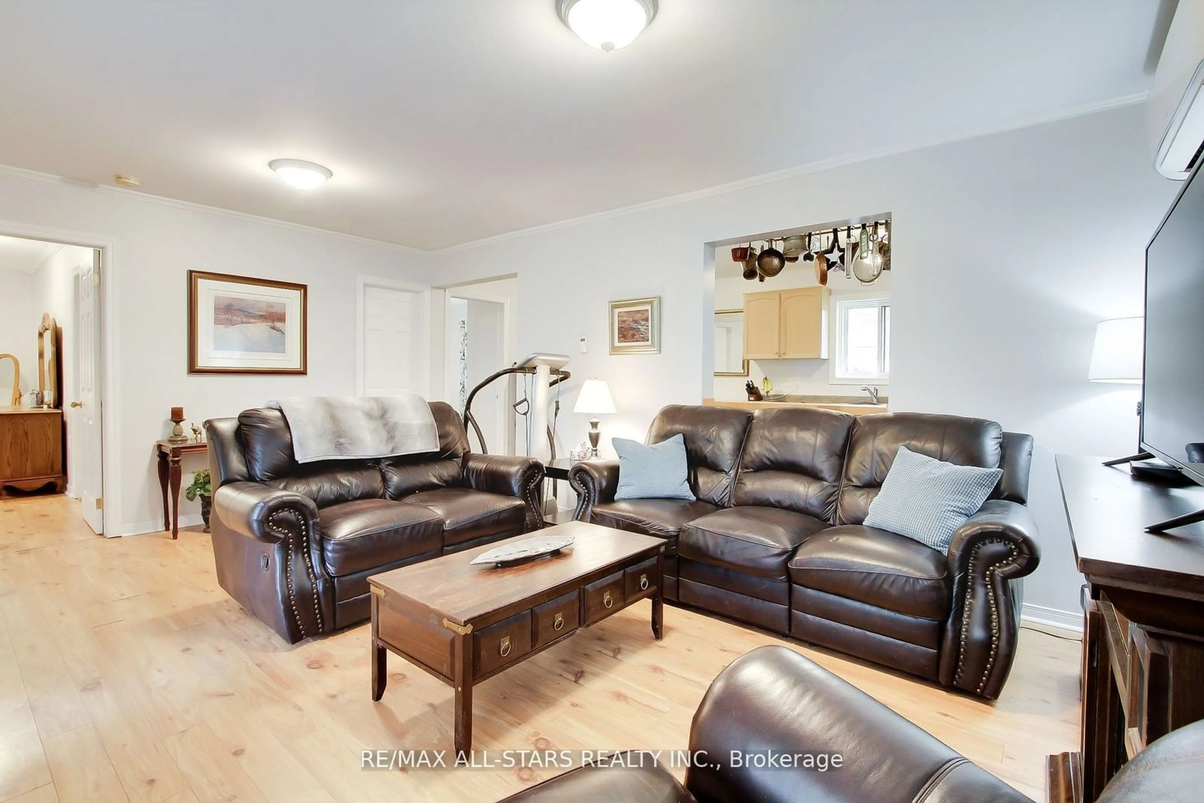 Living room with furniture, unknown for 27112 Kennedy Rd, Georgina Ontario L0E 1S0