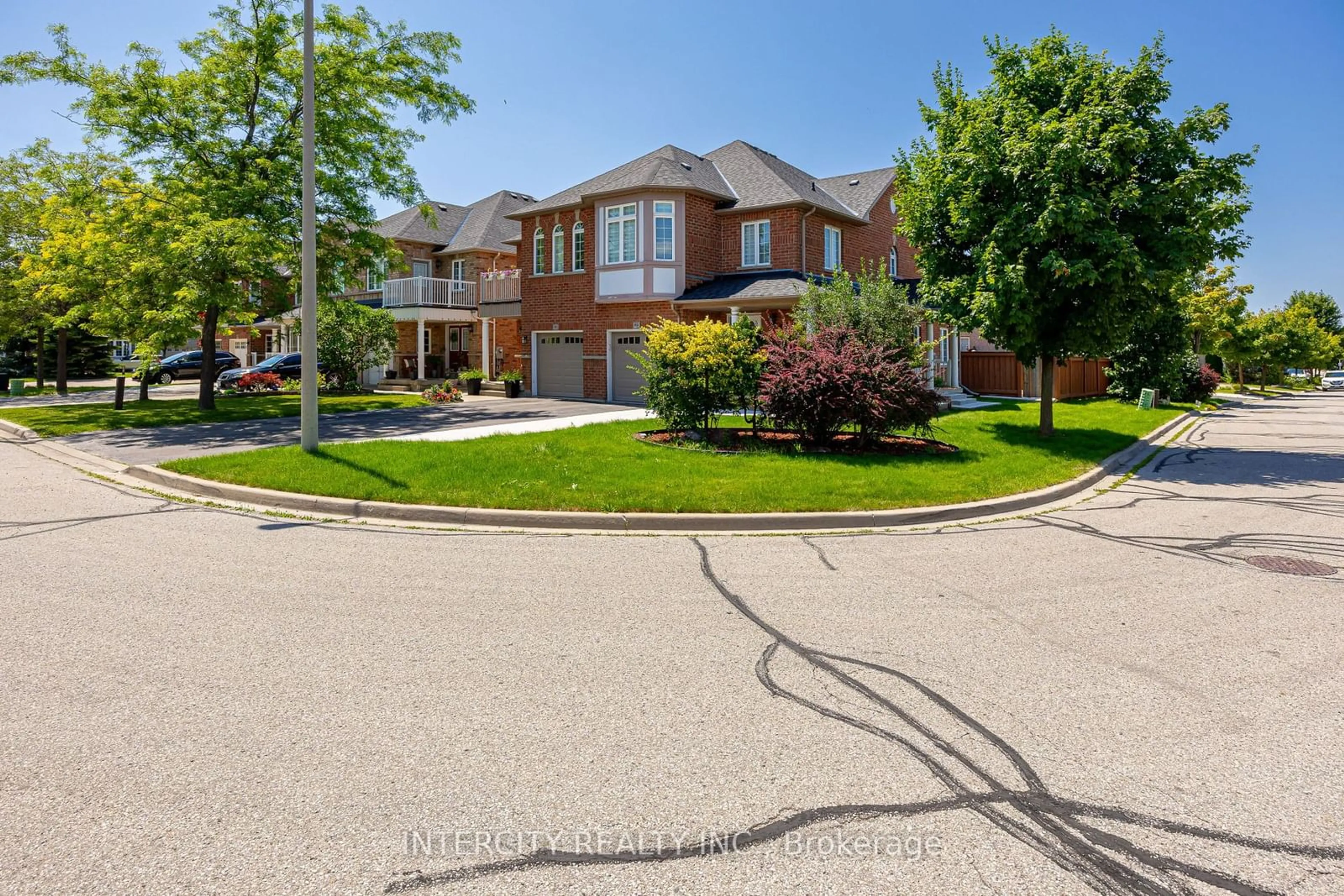 A pic from outside/outdoor area/front of a property/back of a property/a pic from drone, street for 91 Adventure Cres, Vaughan Ontario L6A 2Z8