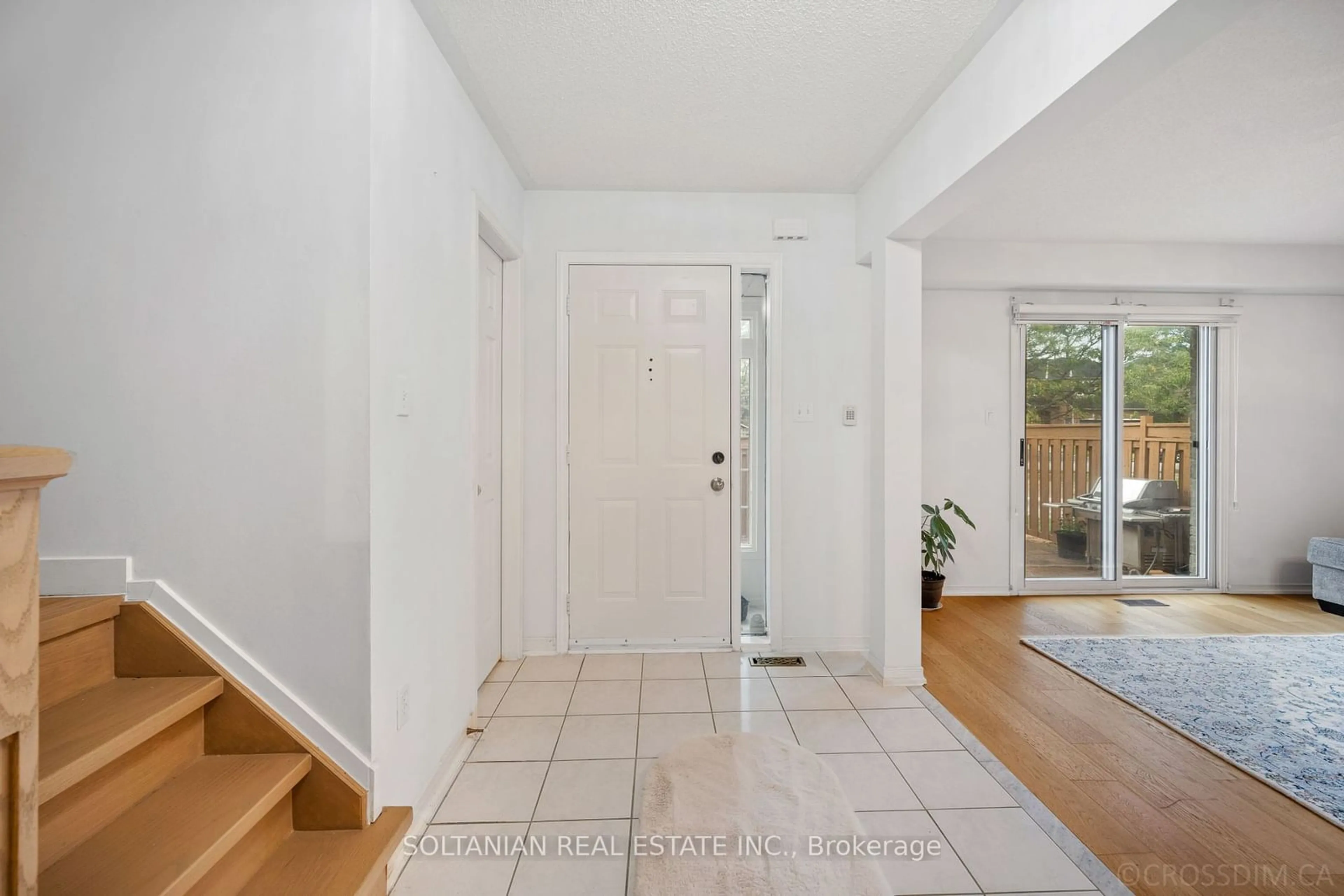 Indoor entryway for 582 Pinder Ave, Newmarket Ontario L3X 2A3