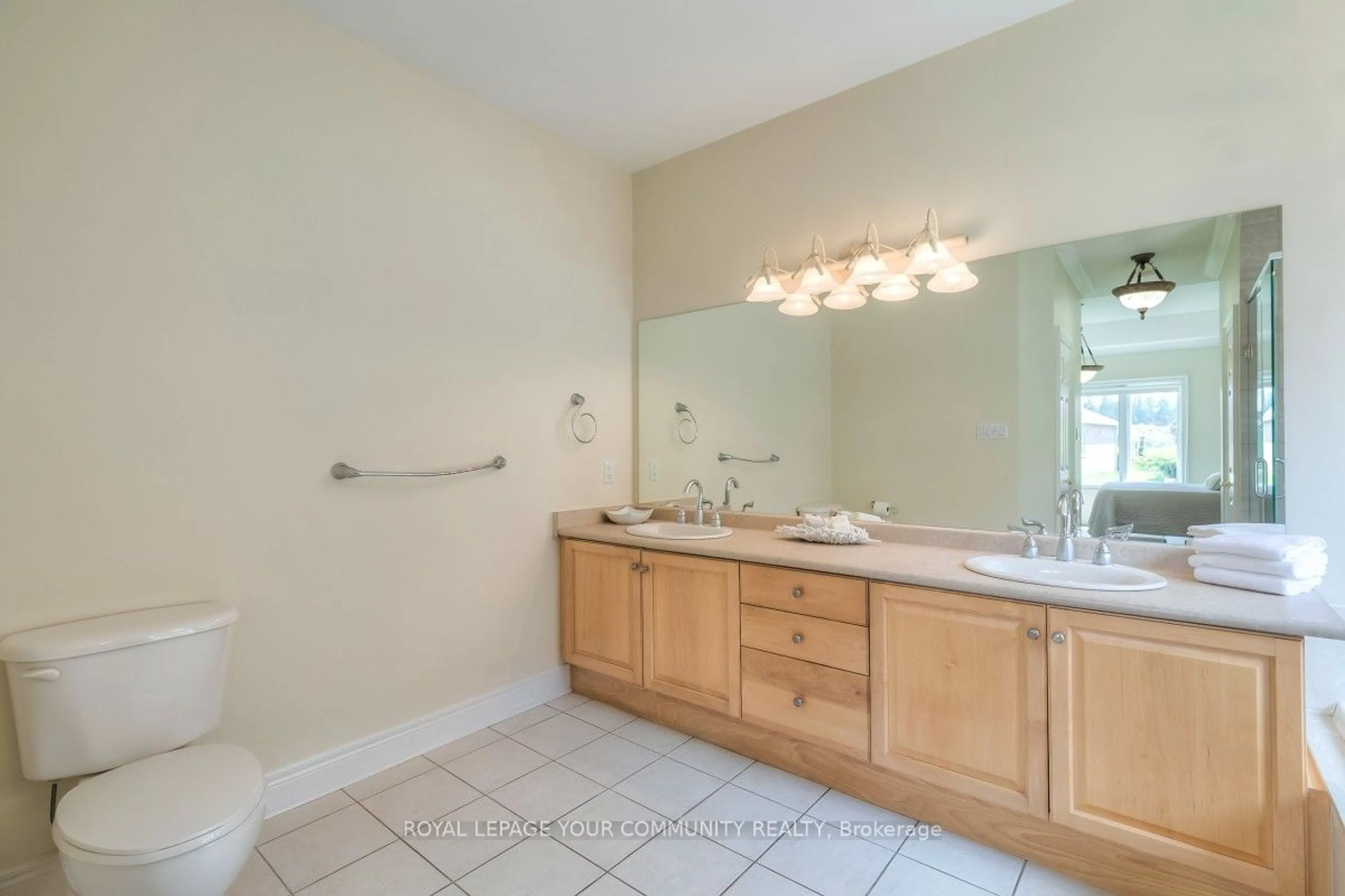 Standard bathroom, ceramic/tile floor for 19 Boros Link, Whitchurch-Stouffville Ontario L4A 1N7