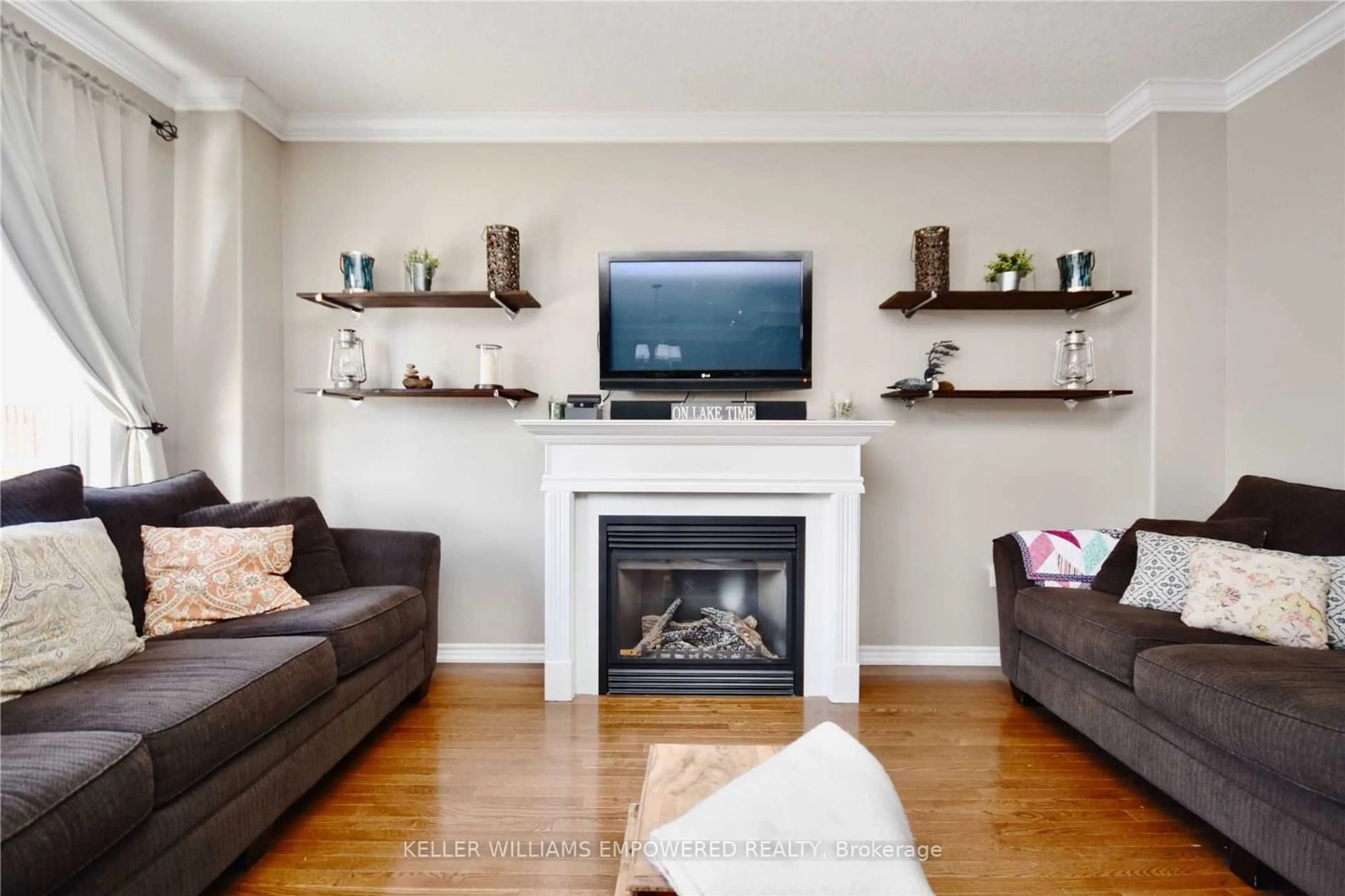 Living room with furniture, wood/laminate floor for 1002 Booth Ave, Innisfil Ontario L9S 0A6