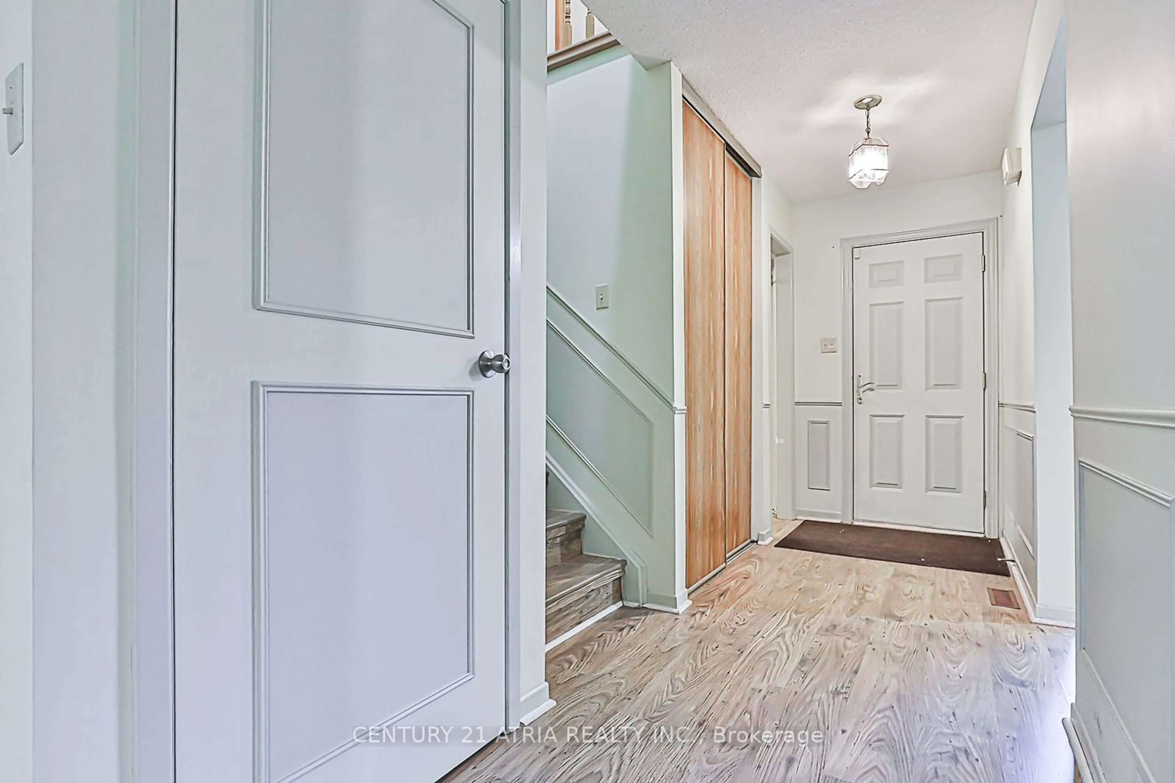 Indoor entryway for 11 Hunter's Point Dr, Richmond Hill Ontario L4C 6M4