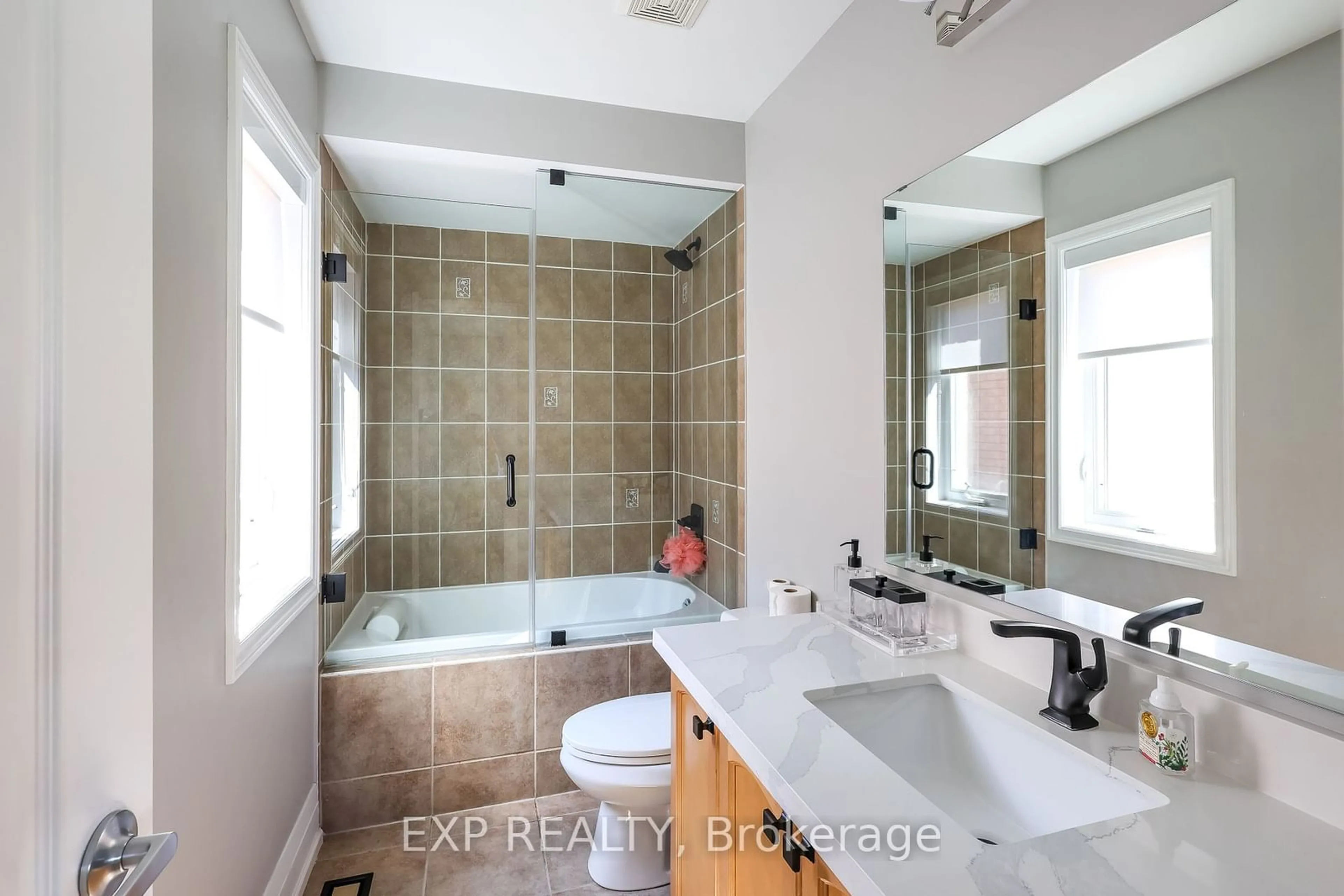 Standard bathroom, ceramic/tile floor for 8 Philips Lake Crt, Richmond Hill Ontario L4E 0M2