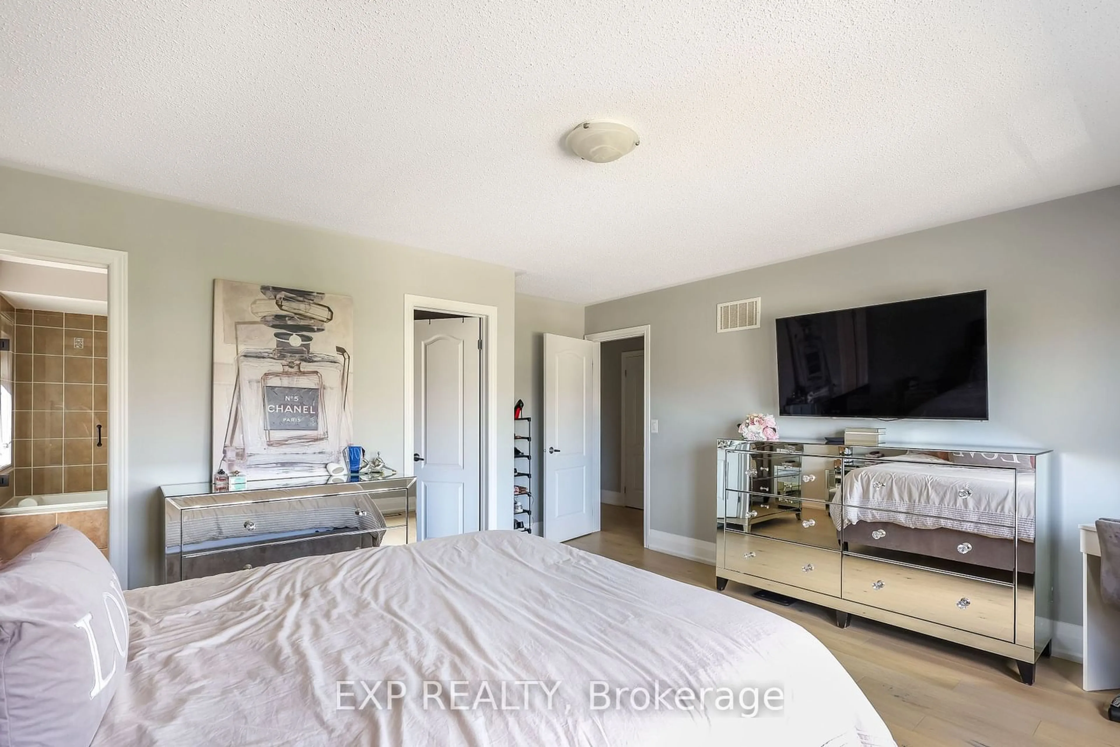 A pic of a room for 8 Philips Lake Crt, Richmond Hill Ontario L4E 0M2