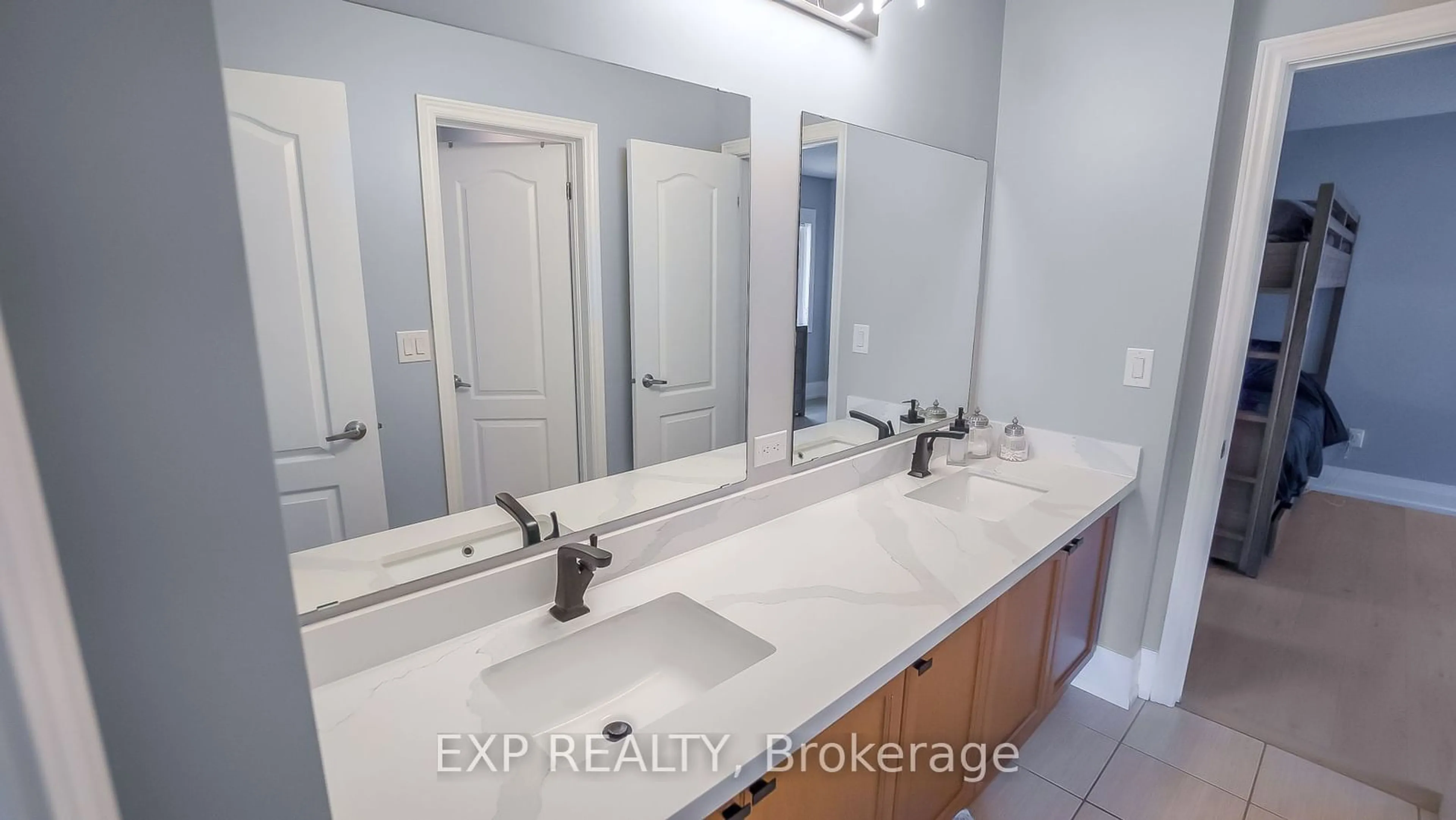 Standard bathroom, ceramic/tile floor for 8 Philips Lake Crt, Richmond Hill Ontario L4E 0M2