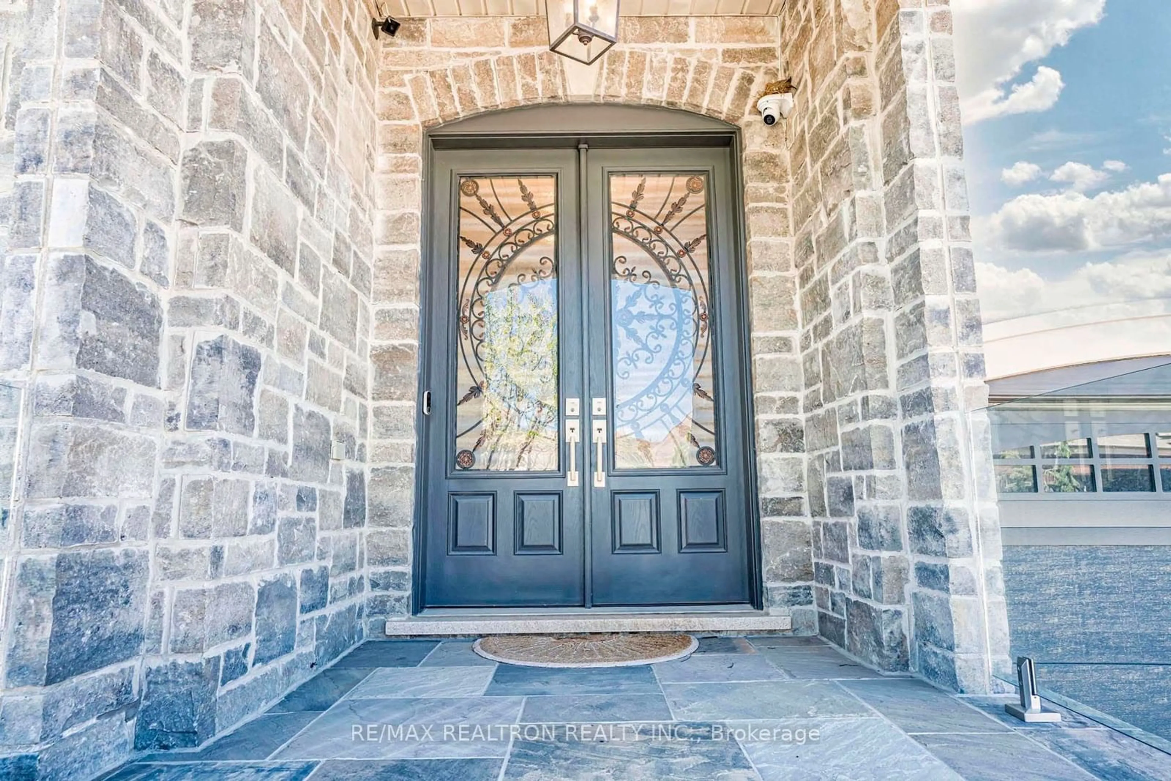 Indoor entryway for 20 Skyline Tr, King Ontario L7B 0A1