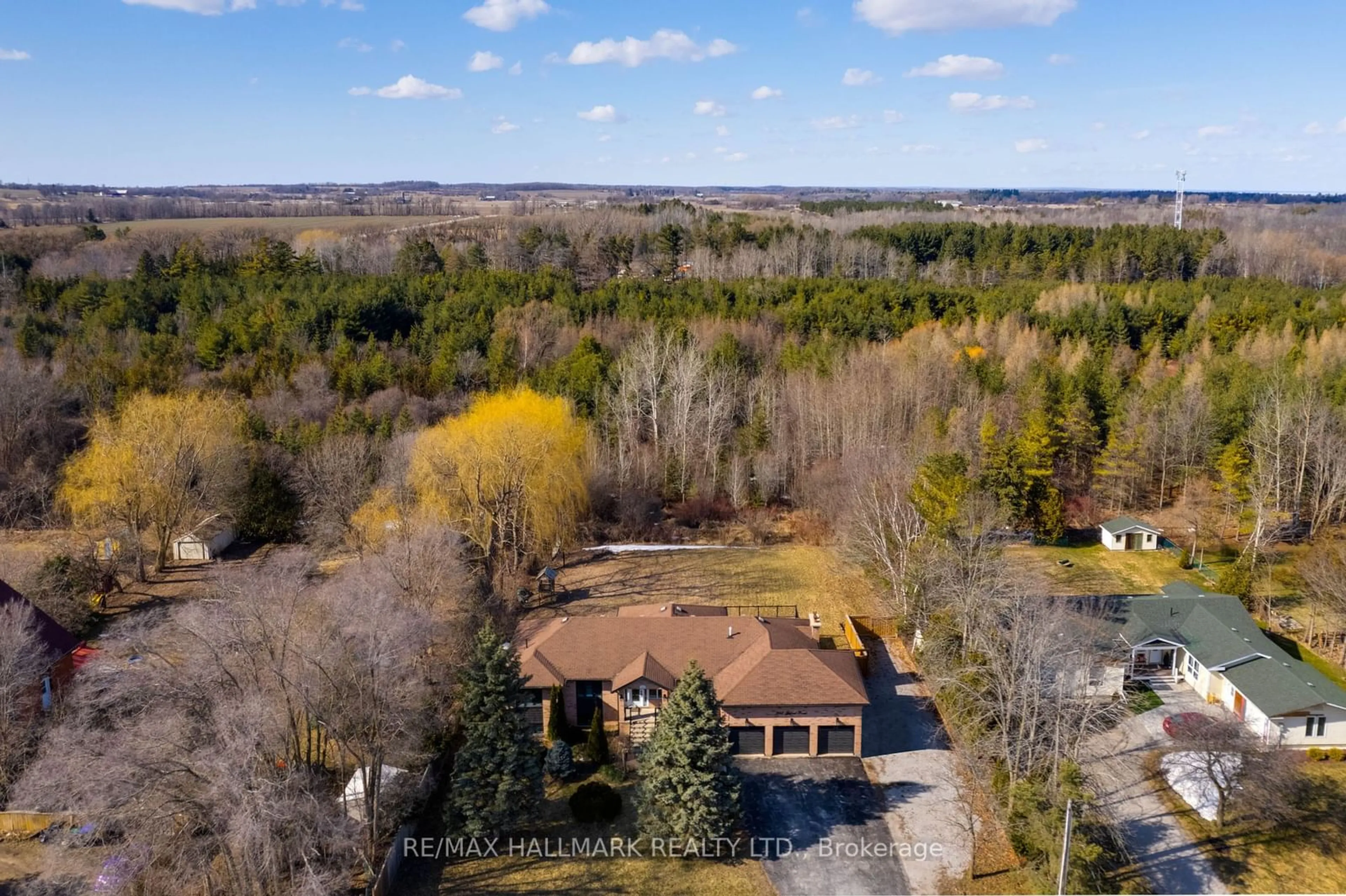 A pic from outside/outdoor area/front of a property/back of a property/a pic from drone, unknown for 1442 Gilford Rd, Innisfil Ontario L0L 1R0