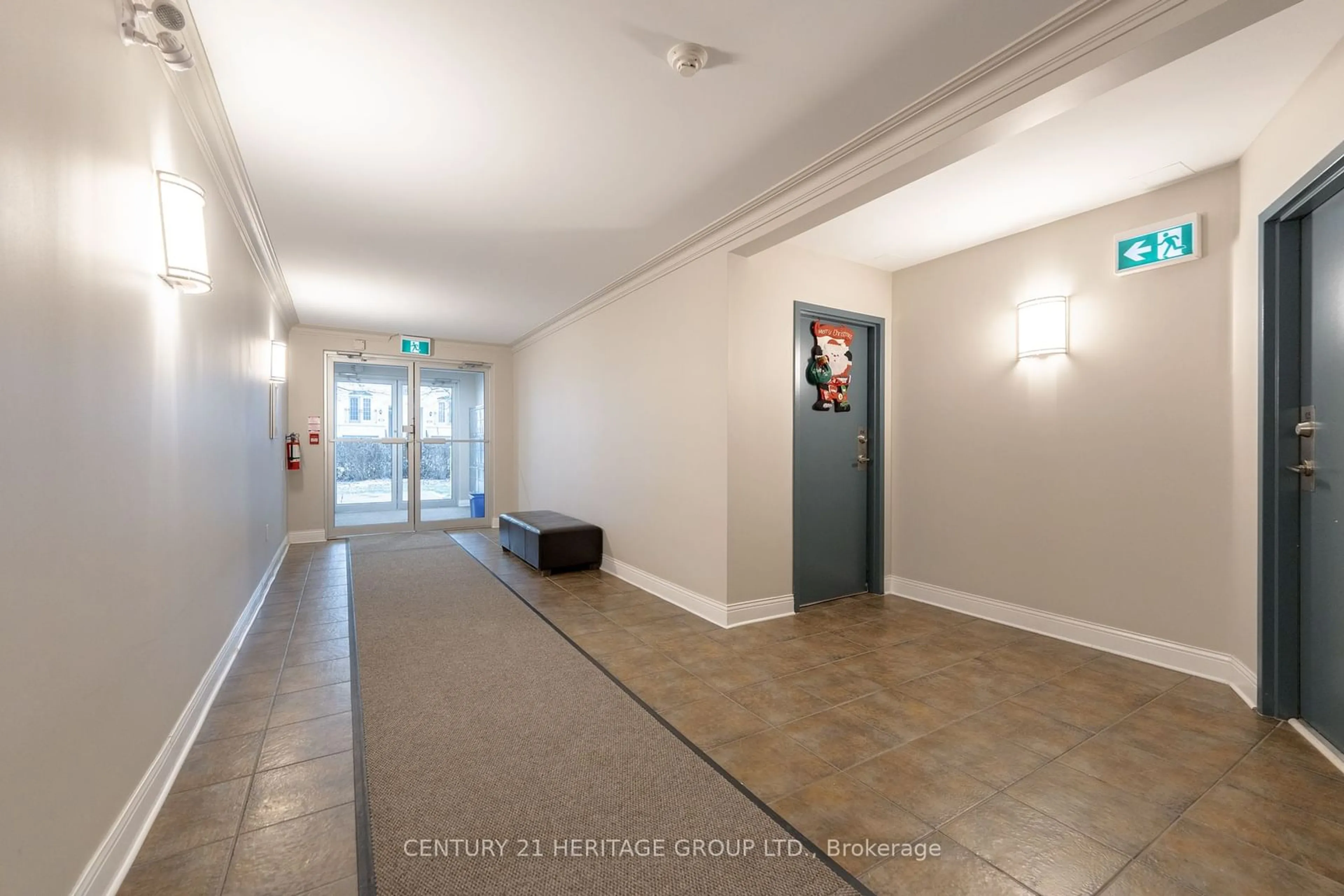 Indoor foyer for 35 Hunt Ave #401, Richmond Hill Ontario L4C 4H1