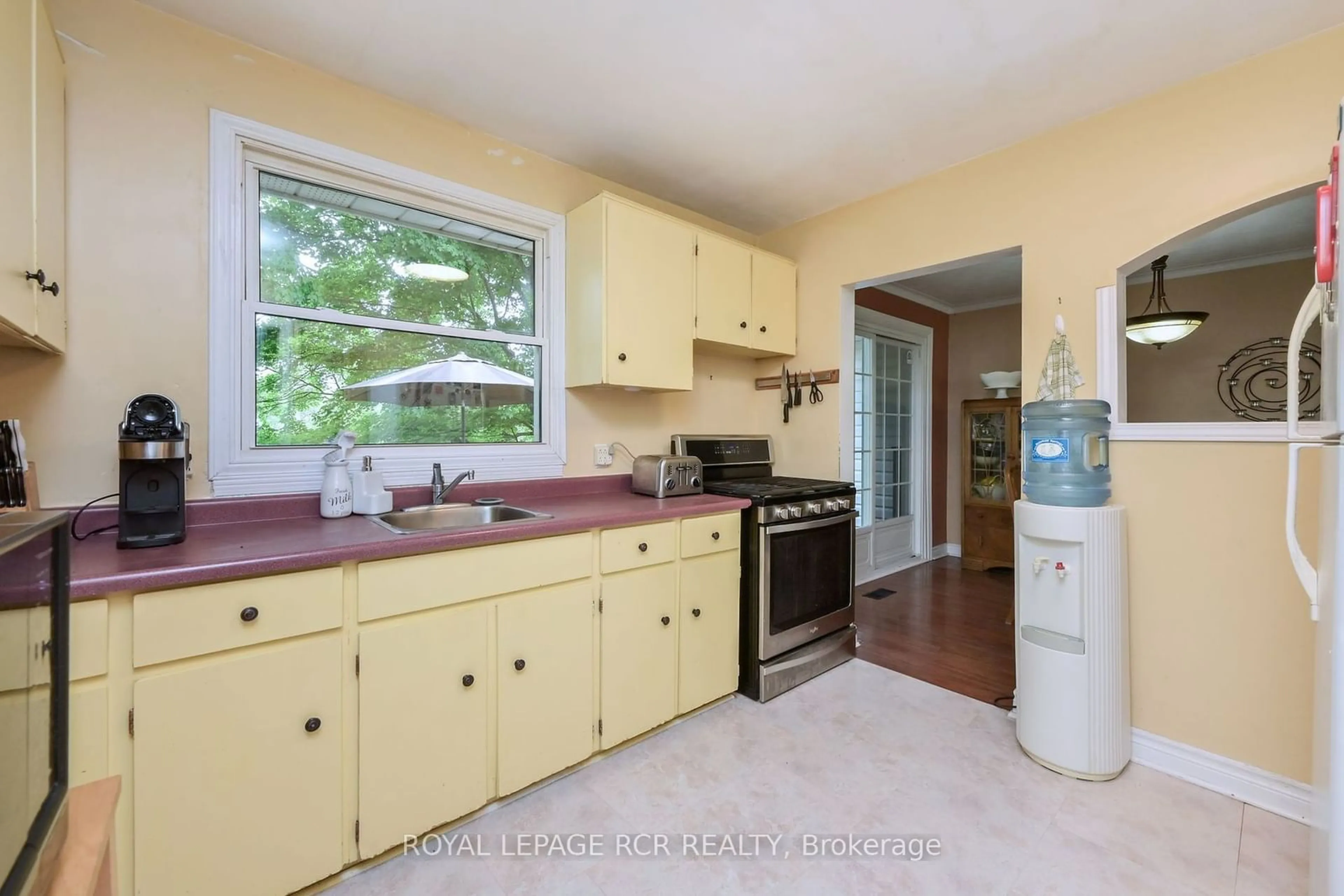 Standard kitchen, unknown for 108 Boyne Cres, New Tecumseth Ontario L9R 1K3