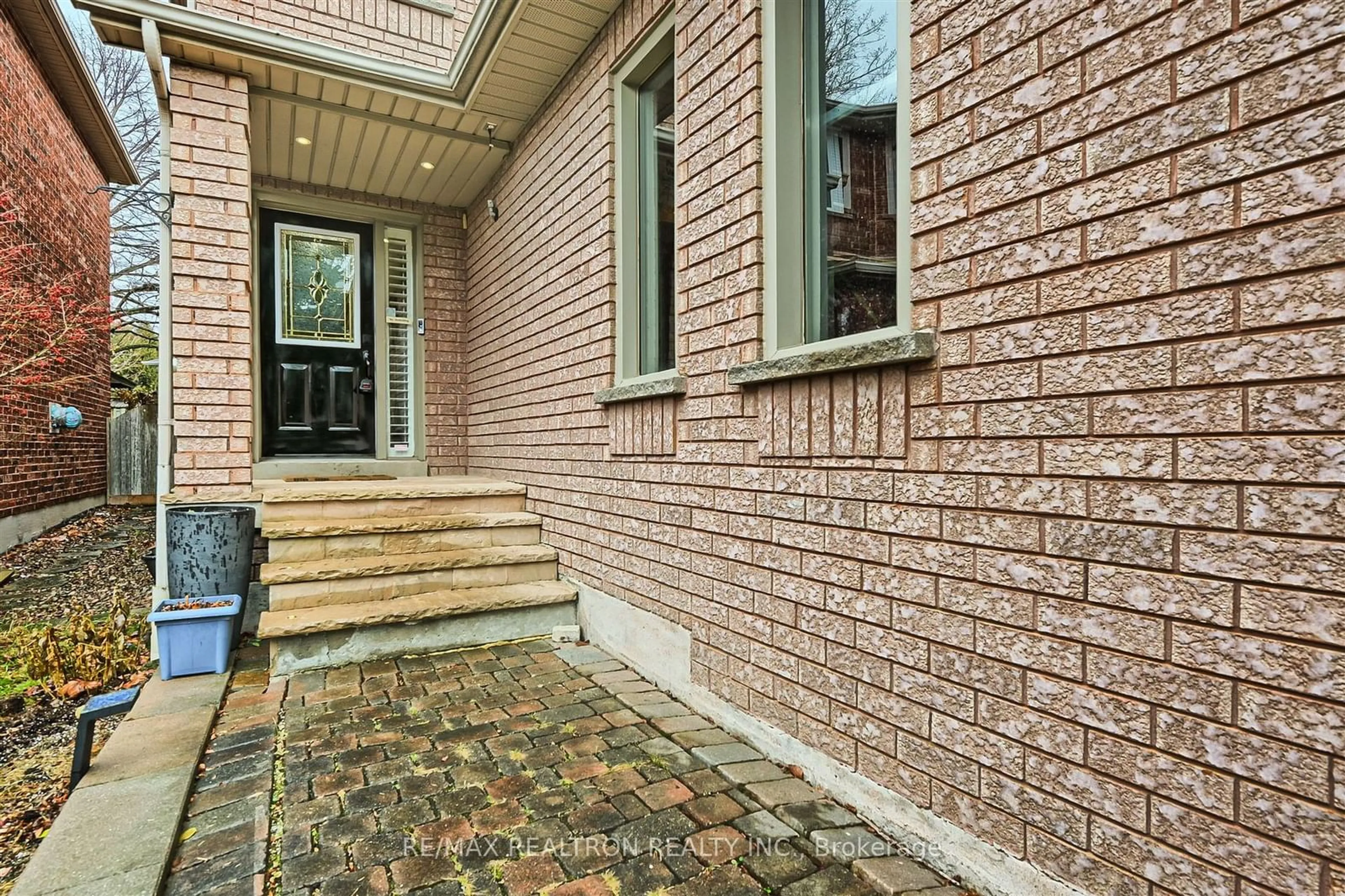 Home with brick exterior material, street for 626 College Manor Dr, Newmarket Ontario L3Y 8M7