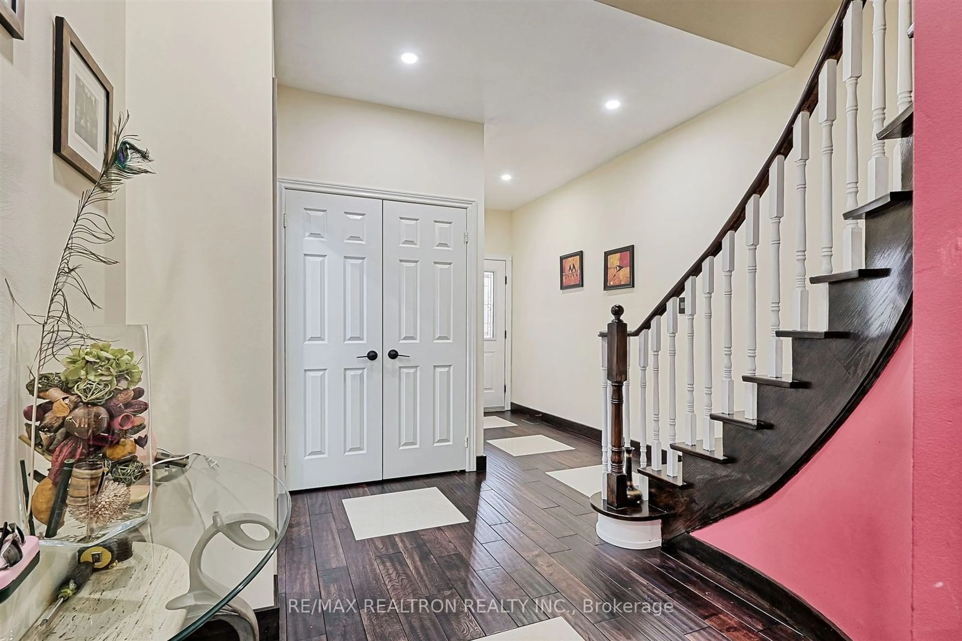 Indoor entryway for 626 College Manor Dr, Newmarket Ontario L3Y 8M7