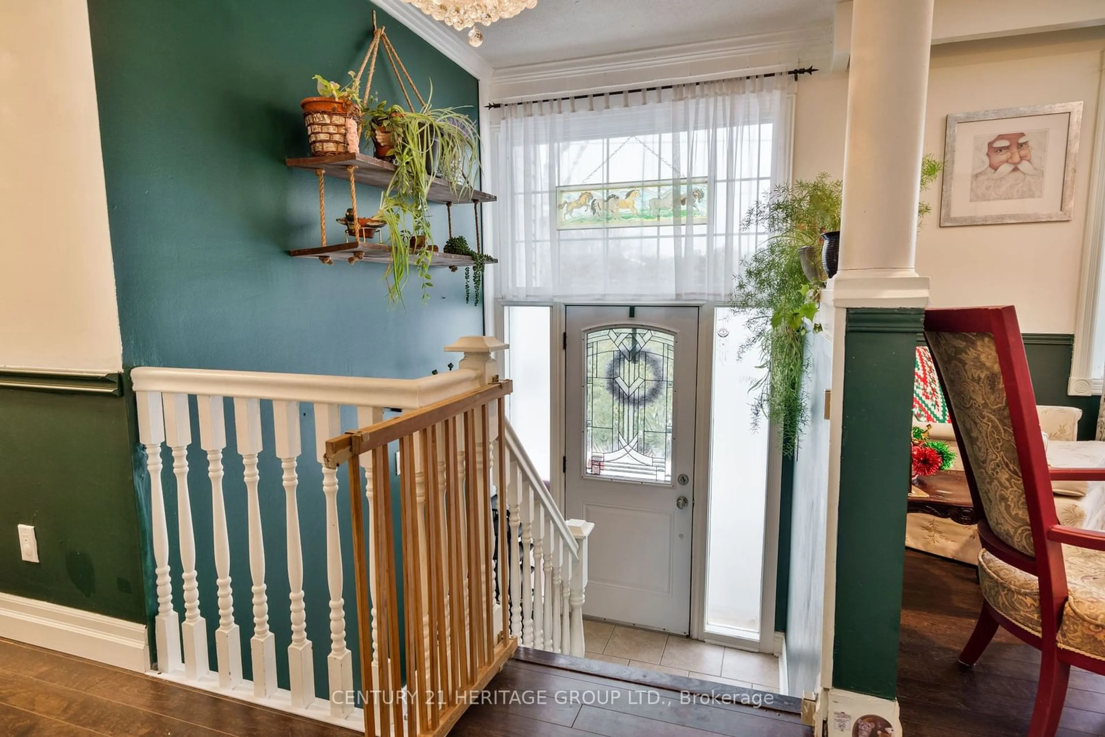 Indoor entryway for 71 Elizabeth St, Georgina Ontario L0E 1R0