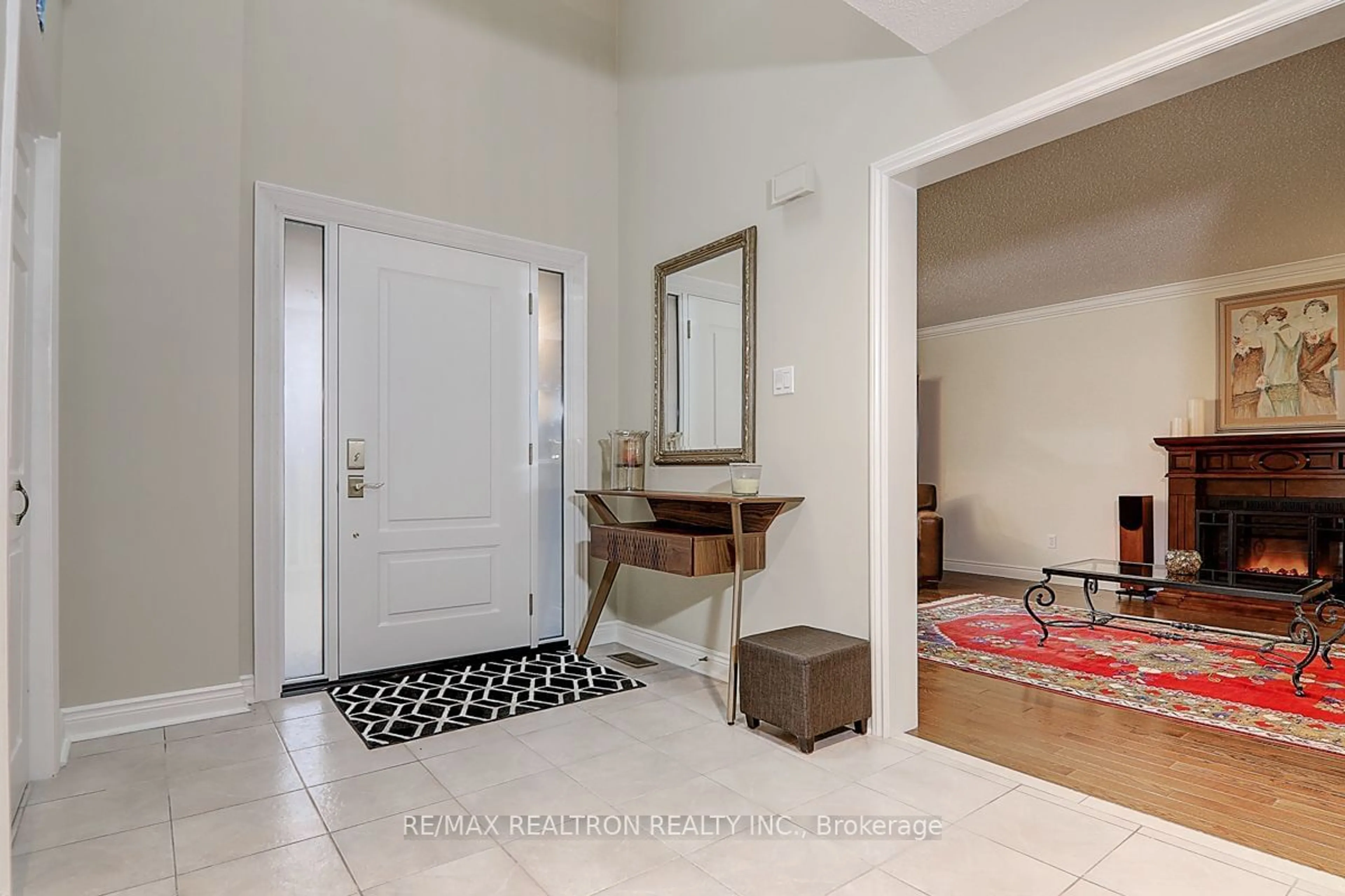 Indoor entryway for 44 Golf Links Dr, Aurora Ontario L4G 3V3