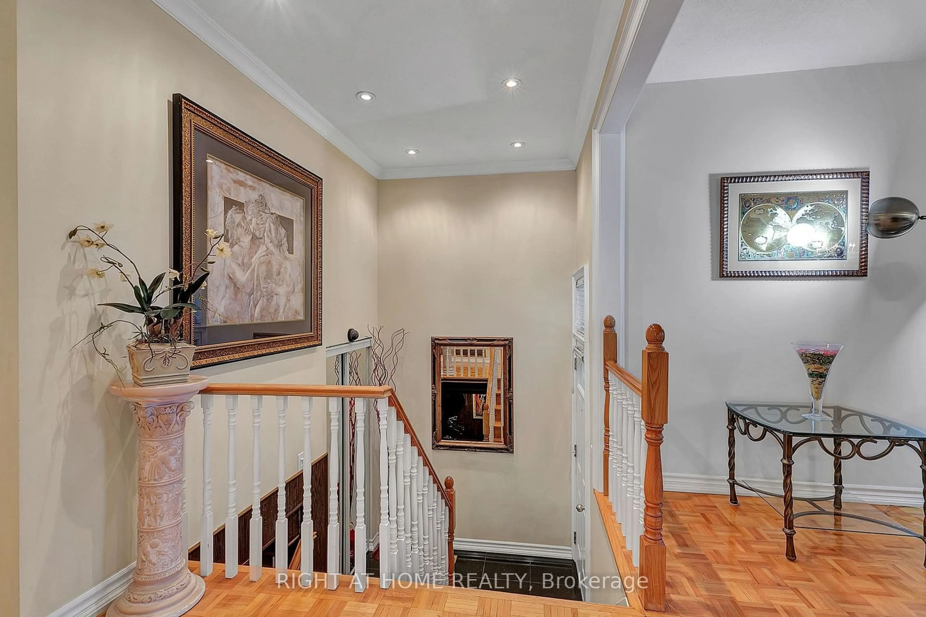 Indoor entryway for 168 Springhead Gdns, Richmond Hill Ontario L4C 5C6