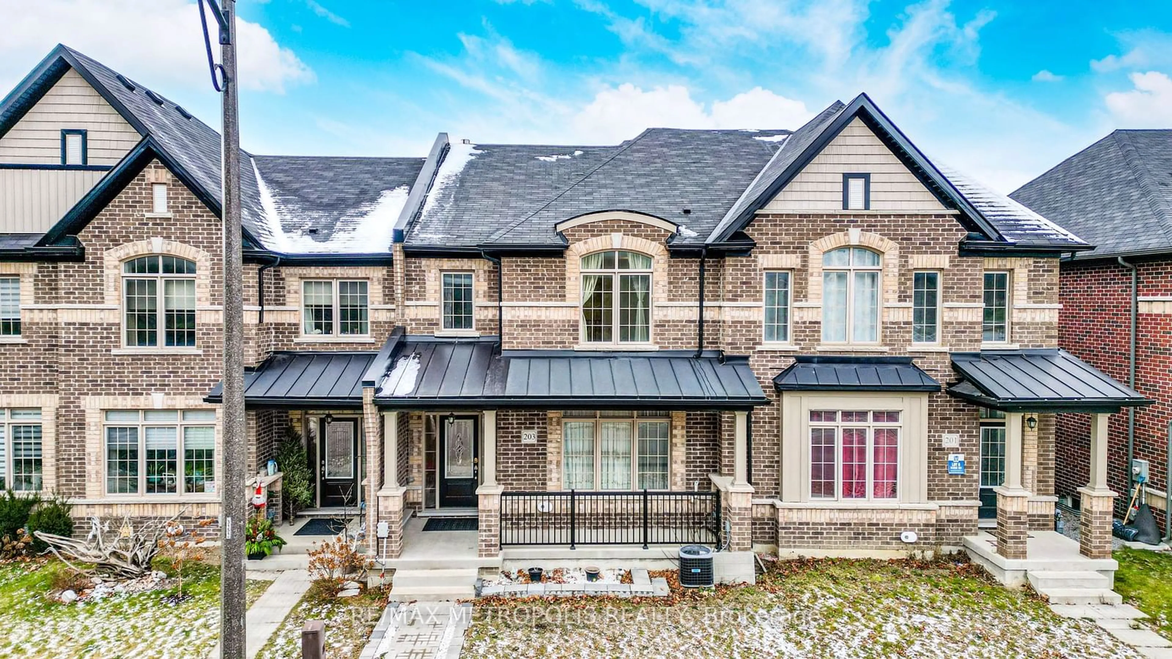 Home with brick exterior material, unknown for 203 Beechborough Cres, East Gwillimbury Ontario L9N 0L6