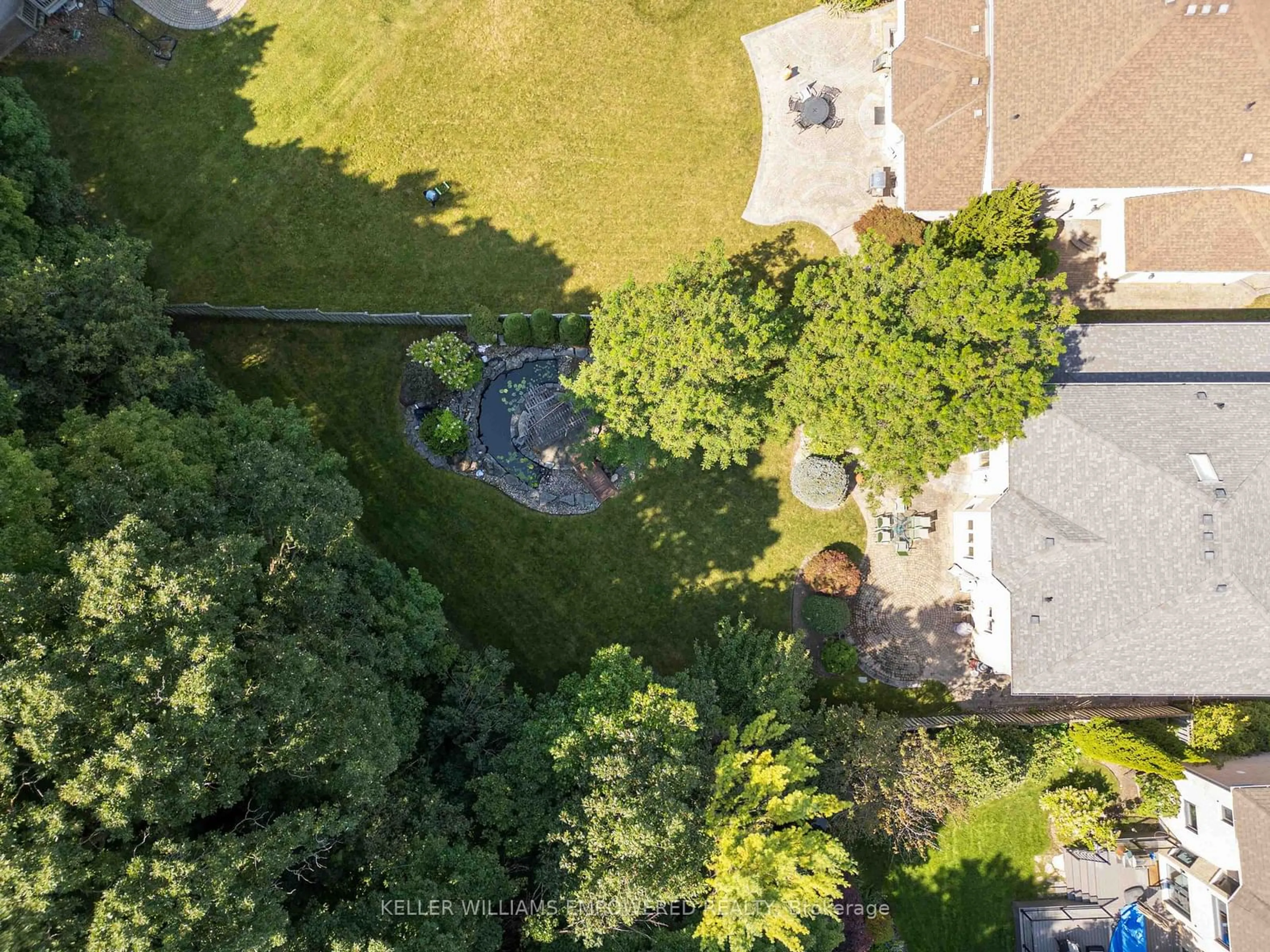 A pic from outside/outdoor area/front of a property/back of a property/a pic from drone, forest/trees view for 92 Oakhaven Dr, Markham Ontario L6C 1X9