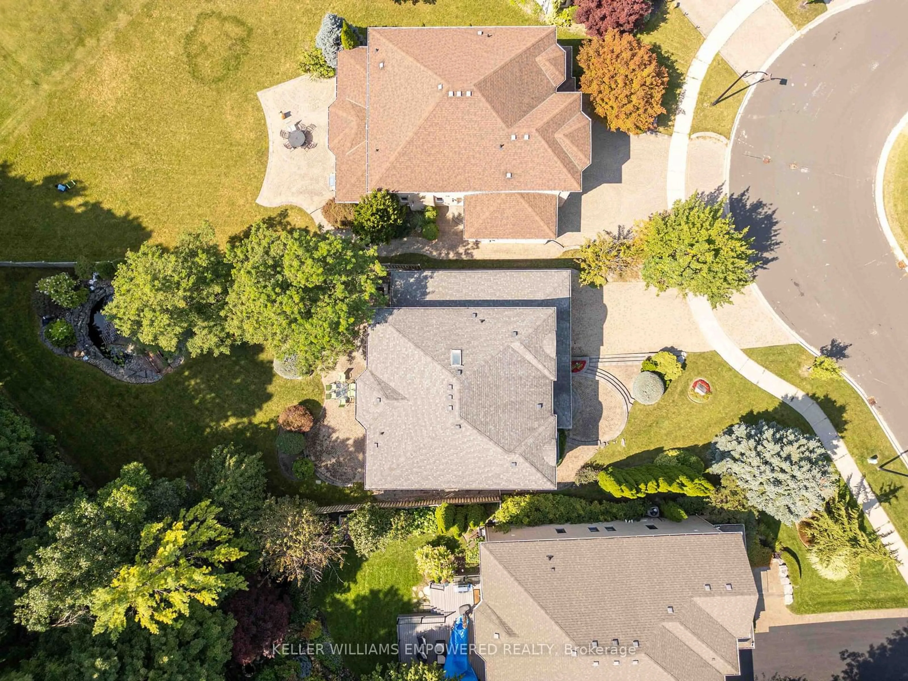 A pic from outside/outdoor area/front of a property/back of a property/a pic from drone, street for 92 Oakhaven Dr, Markham Ontario L6C 1X9