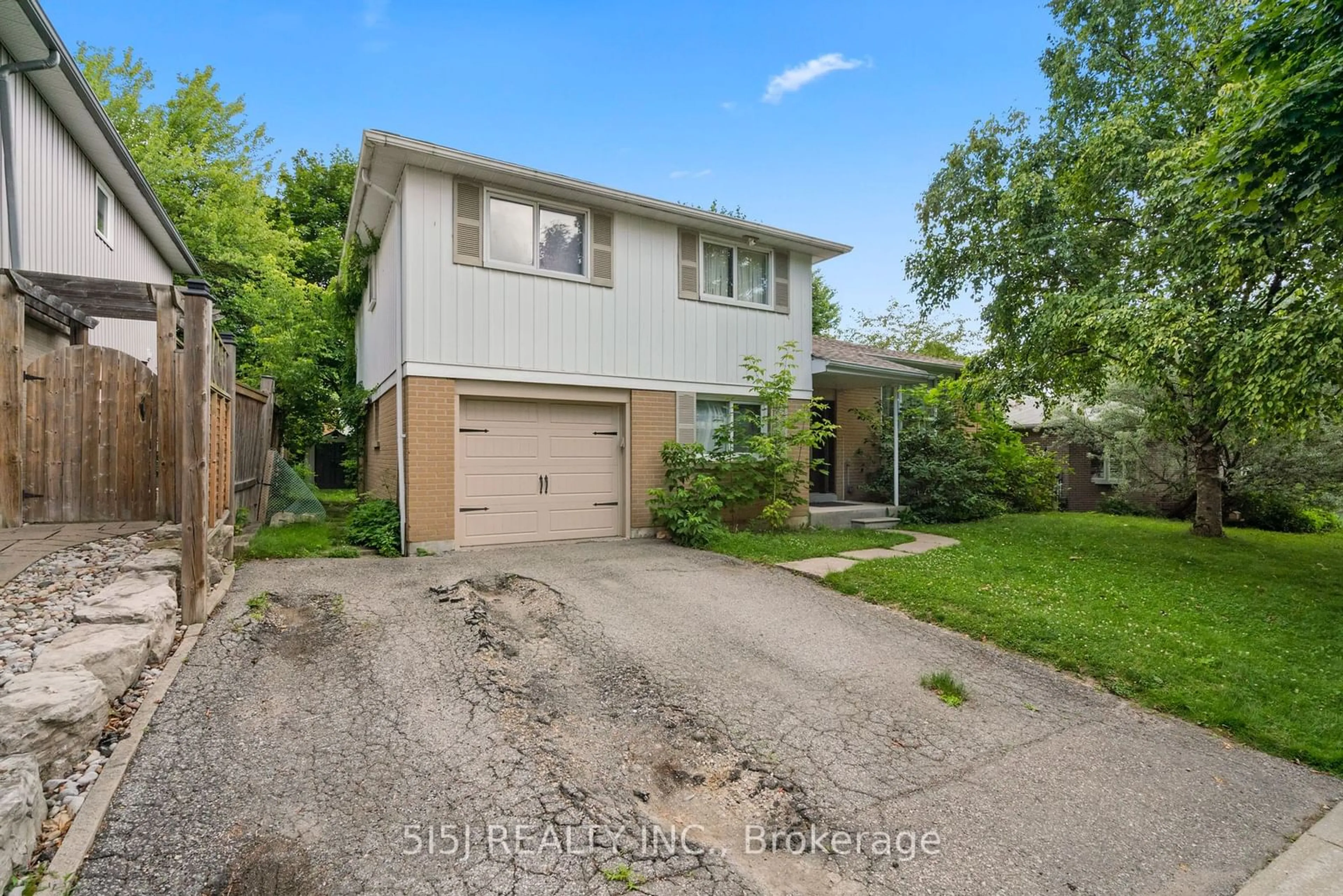 A pic from outside/outdoor area/front of a property/back of a property/a pic from drone, street for 2 Hill Dr, Aurora Ontario L4G 3A6