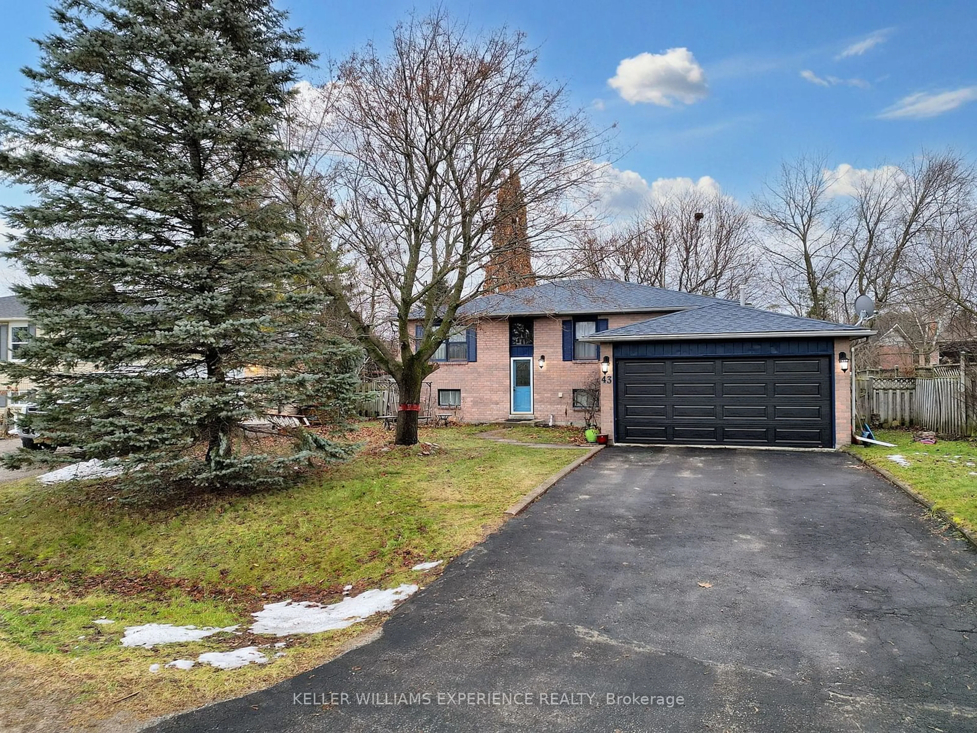 A pic from outside/outdoor area/front of a property/back of a property/a pic from drone, street for 43 Mccarthy Cres, Essa Ontario L3W 0J4