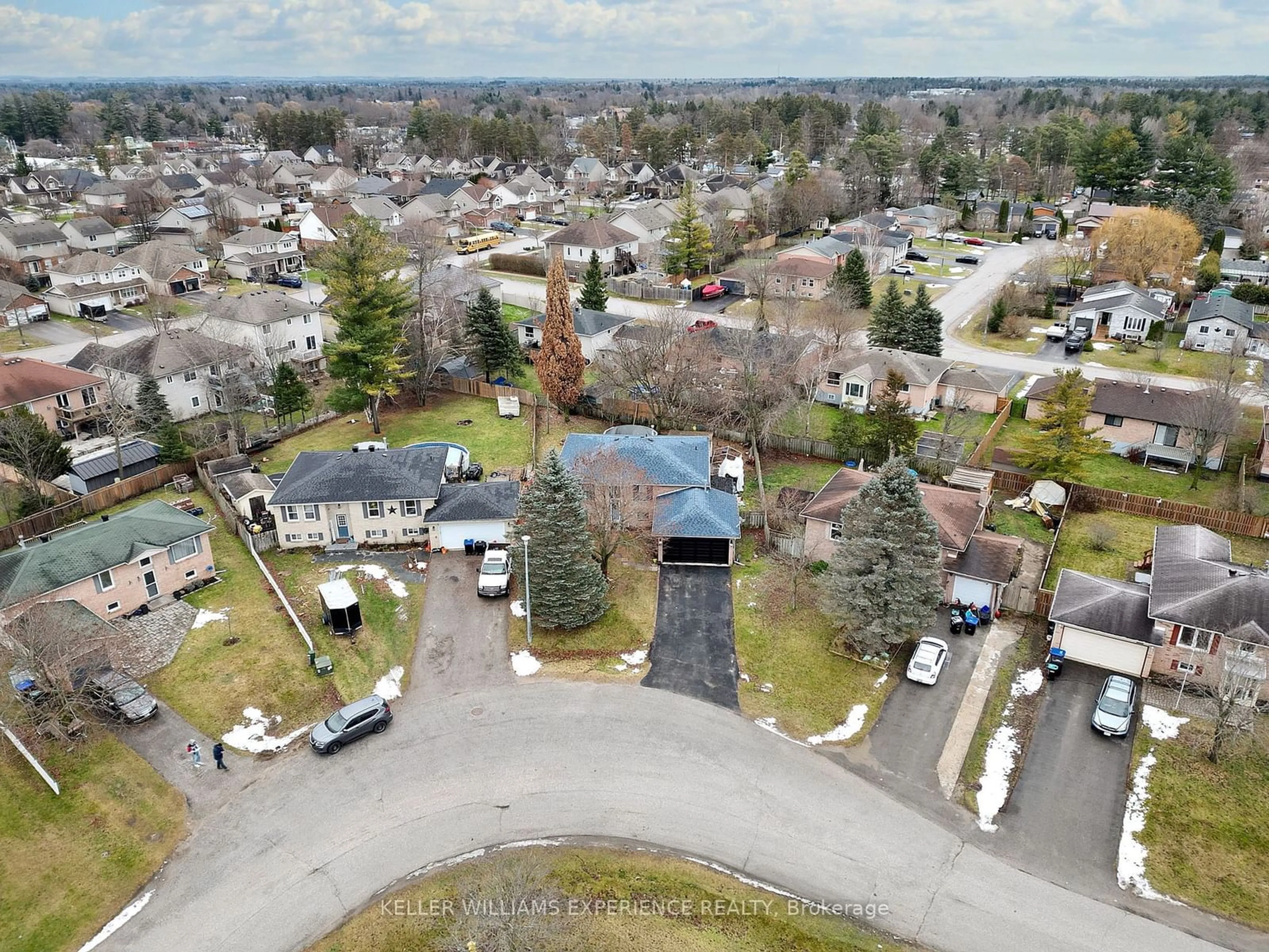 A pic from outside/outdoor area/front of a property/back of a property/a pic from drone, street for 43 Mccarthy Cres, Essa Ontario L3W 0J4