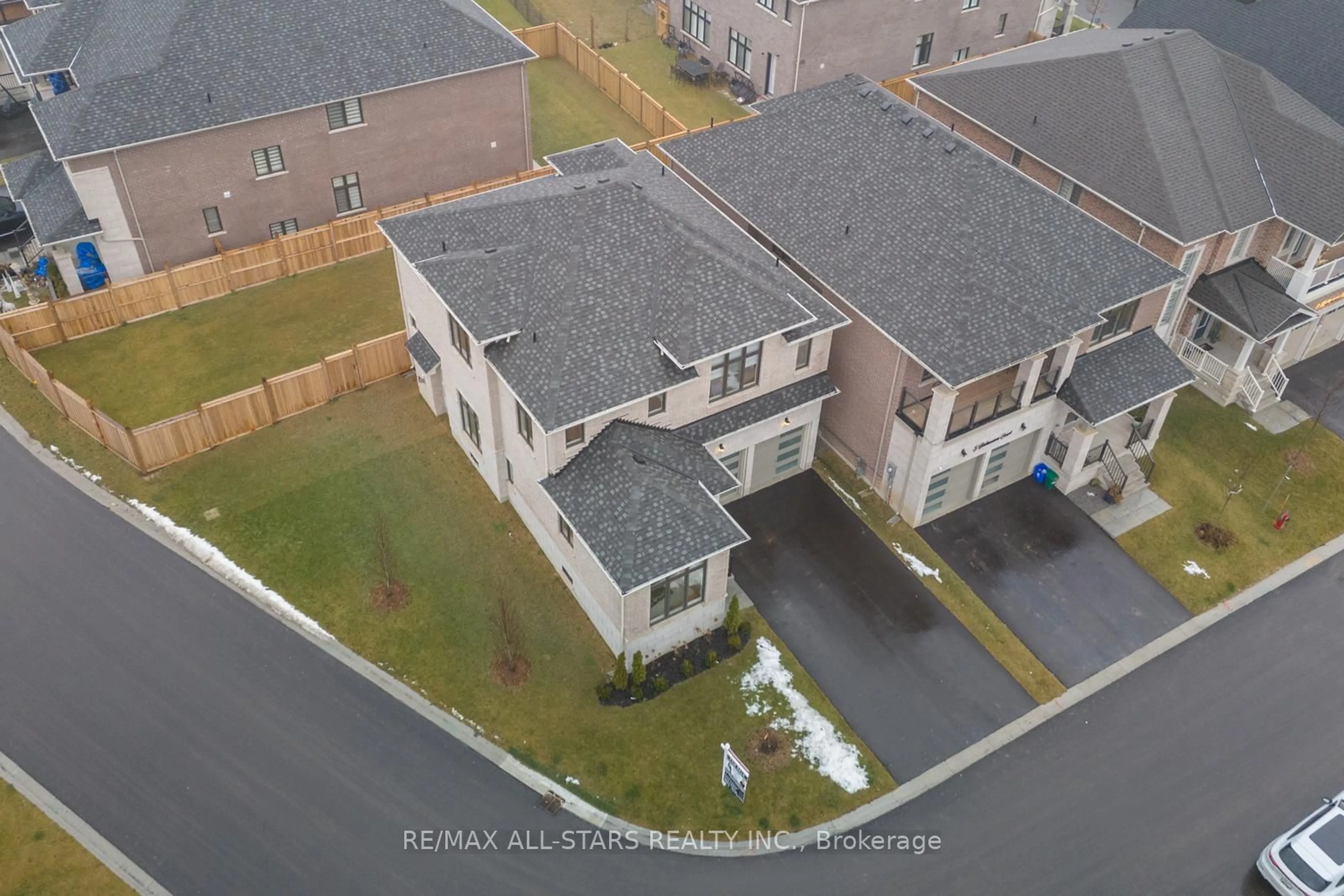 A pic from outside/outdoor area/front of a property/back of a property/a pic from drone, unknown for 7 Ballanview Crt, Whitchurch-Stouffville Ontario L4A 4W9