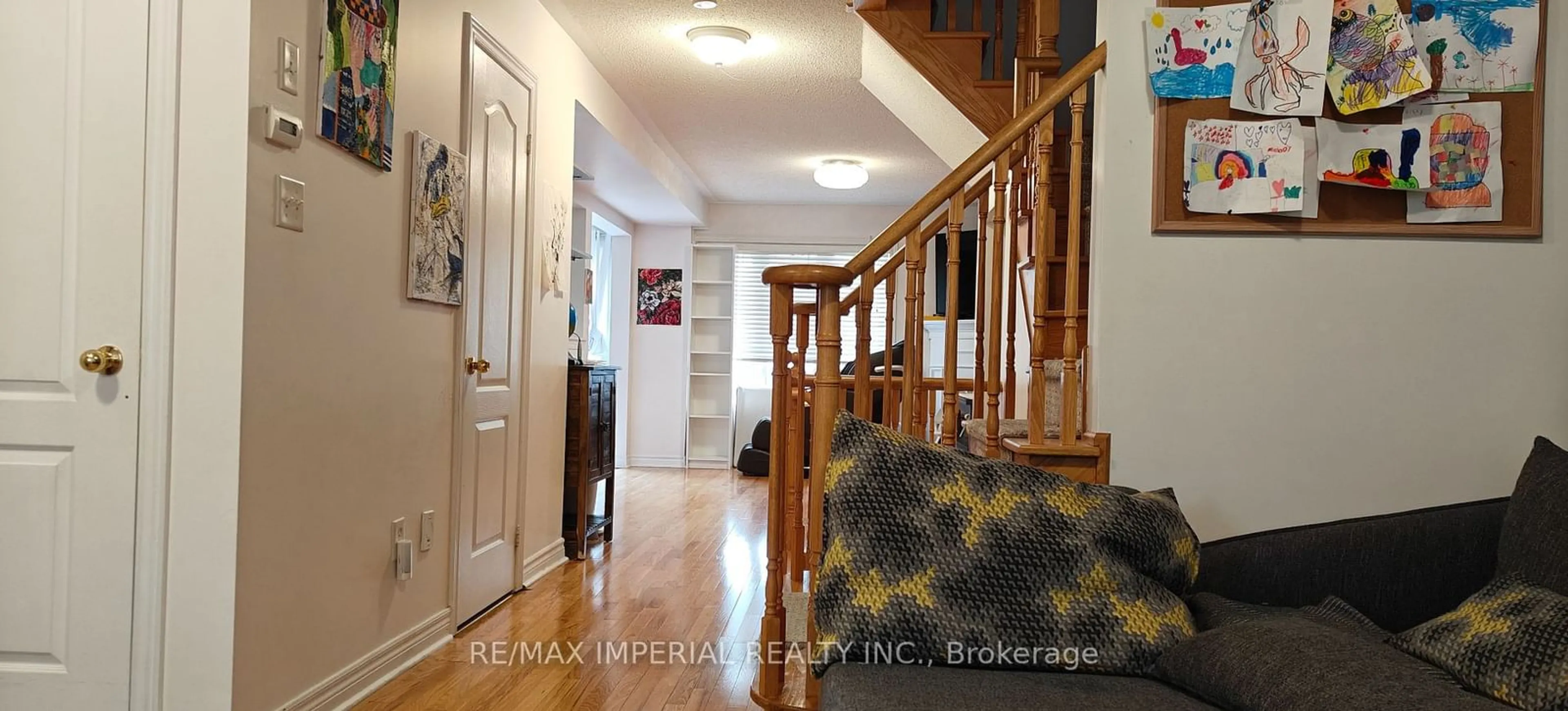 Indoor foyer for 282 Coachwhip Tr, Newmarket Ontario L3X 2Y4