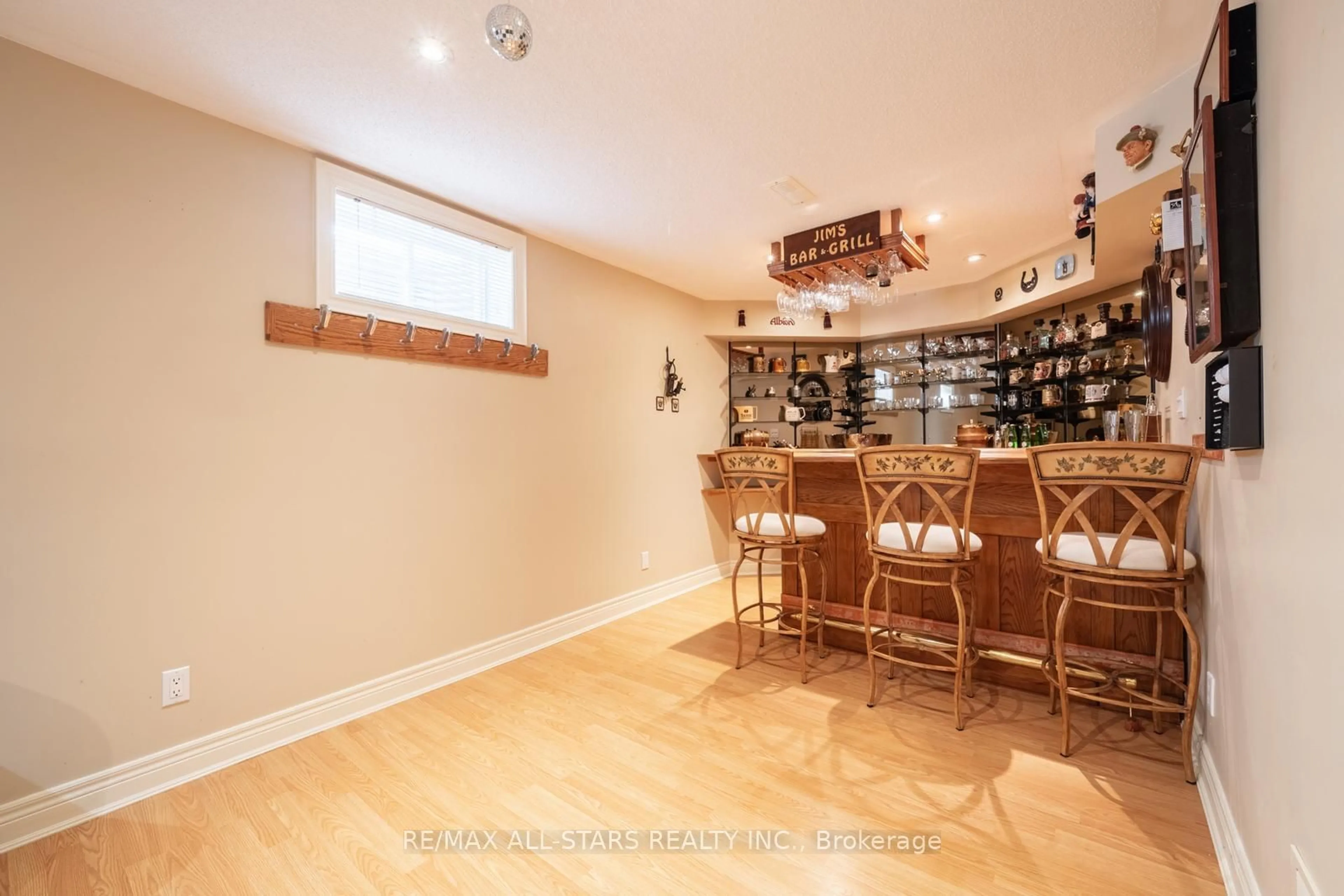 Dining room, wood/laminate floor for 137 Long Stan, Whitchurch-Stouffville Ontario L4A 1P6