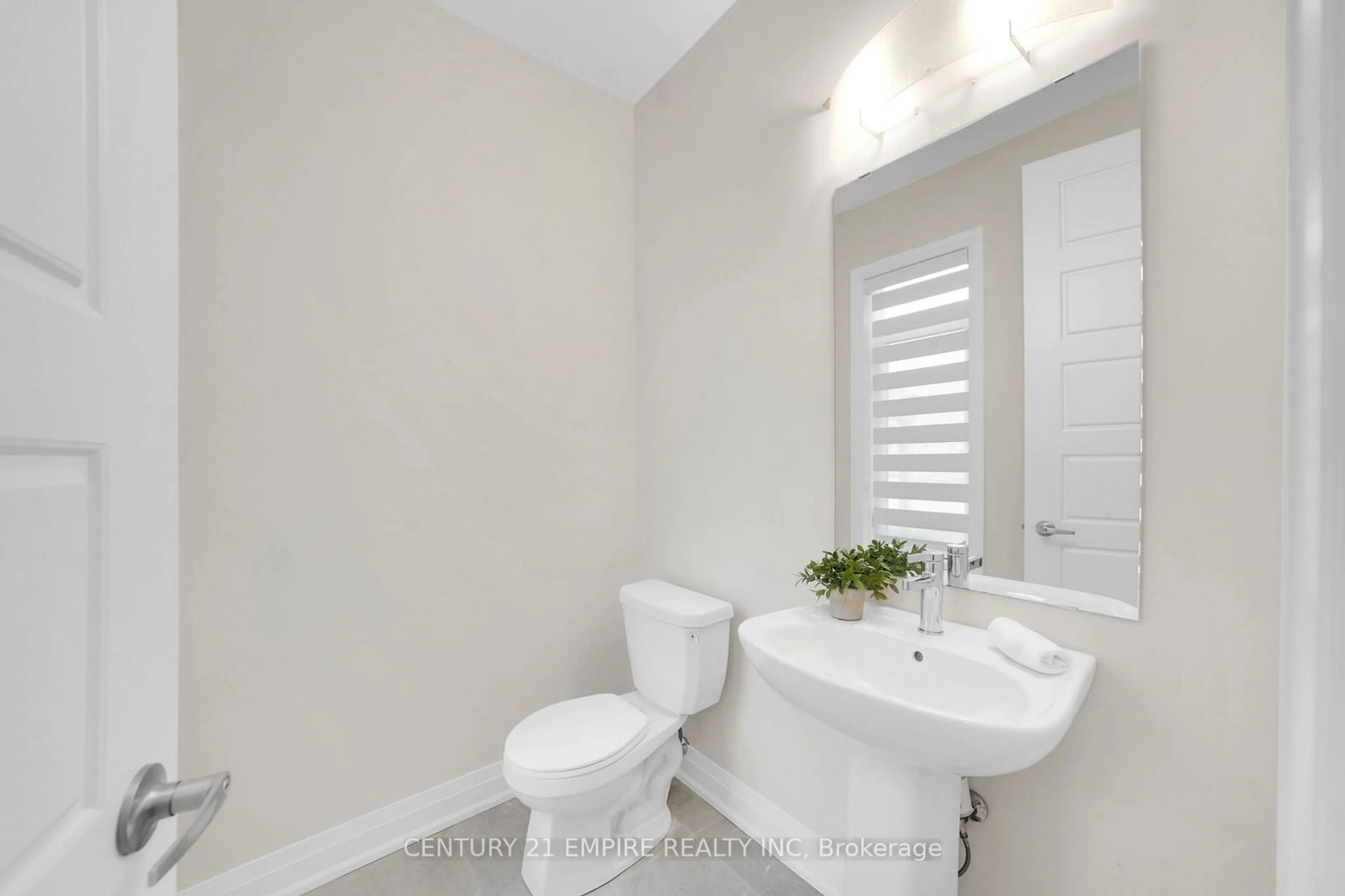 Standard bathroom, ceramic/tile floor for 210 Ferragine Cres, Bradford West Gwillimbury Ontario L3Z 4B4