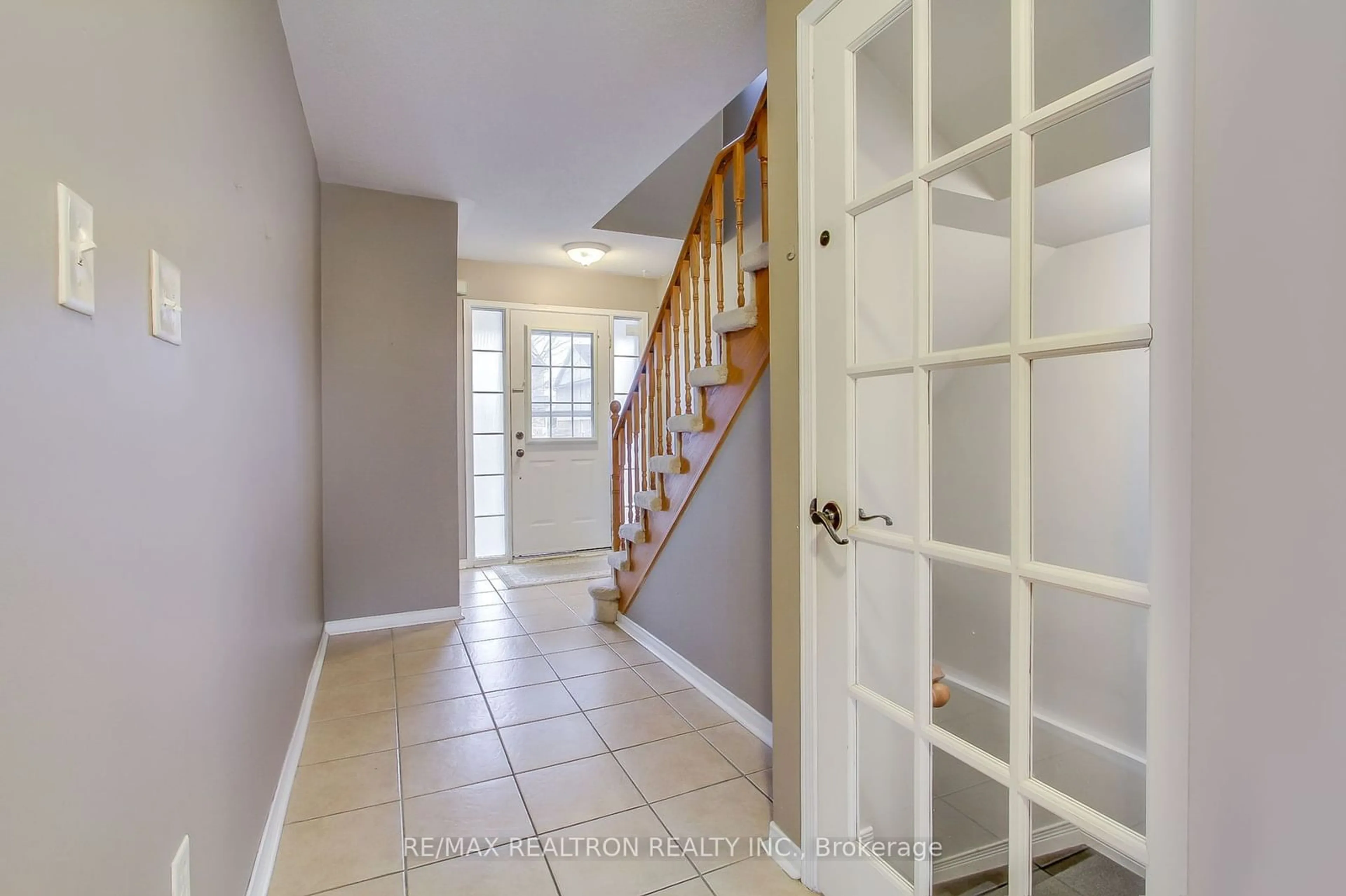 Indoor entryway for 68 Lilly Mckeowan Cres, East Gwillimbury Ontario L0G 1M0