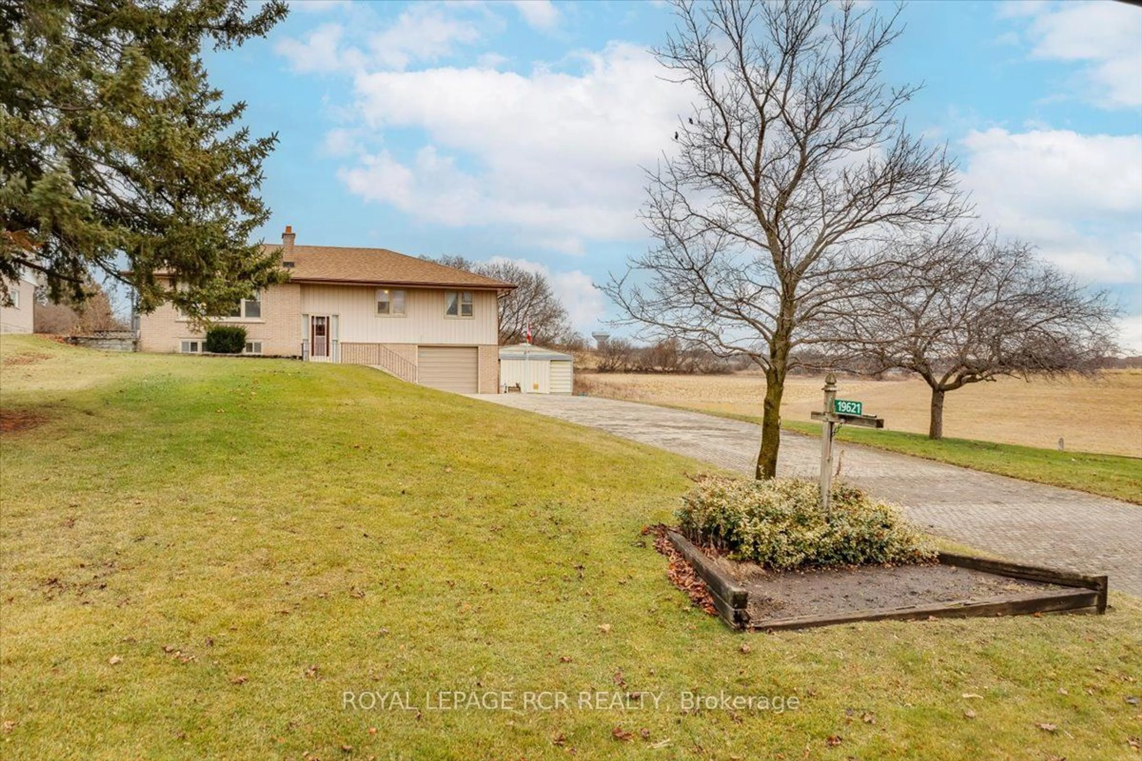 A pic from outside/outdoor area/front of a property/back of a property/a pic from drone, water/lake/river/ocean view for 19621 Centre St, East Gwillimbury Ontario L0G 1M0