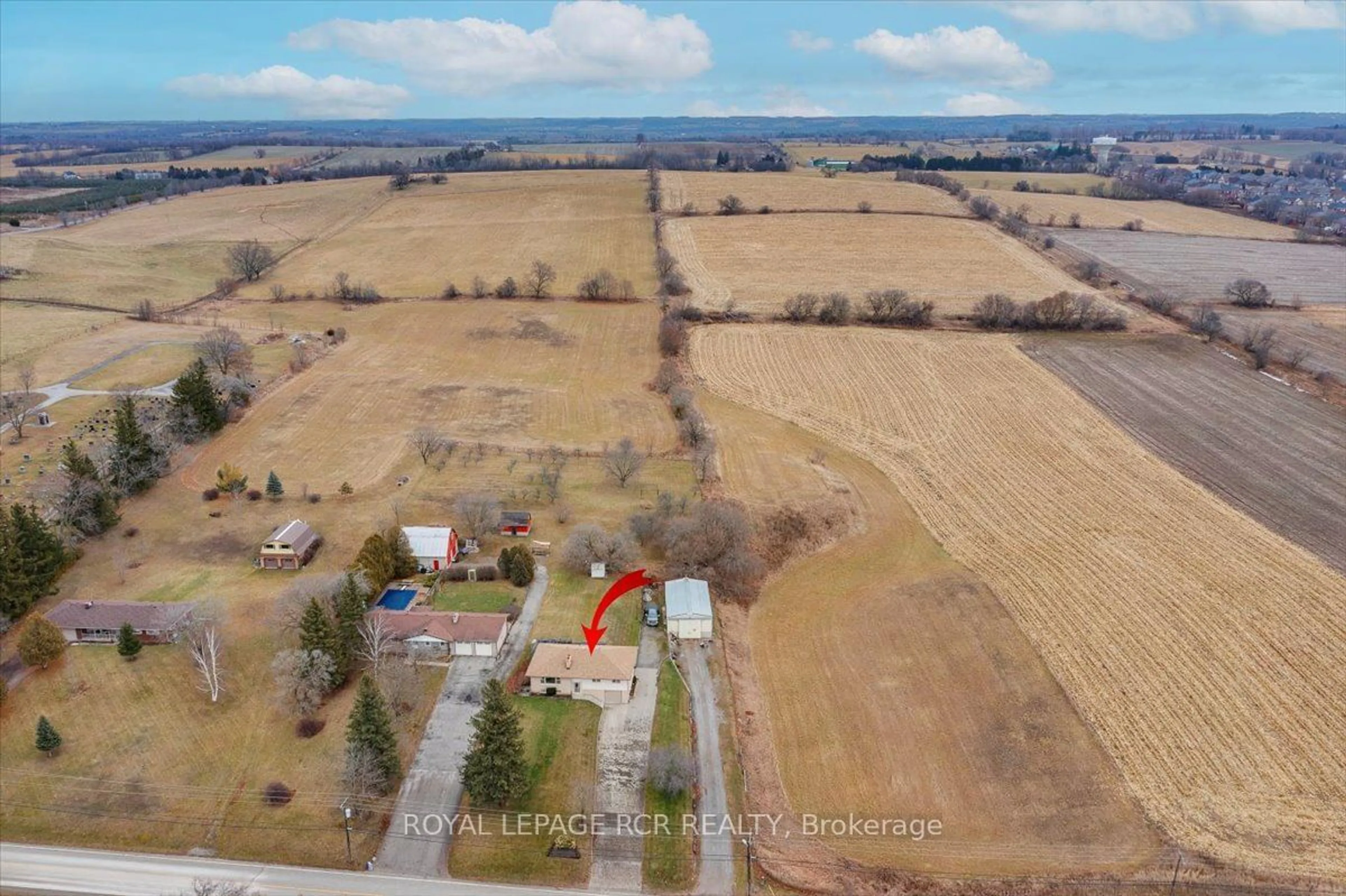 A pic from outside/outdoor area/front of a property/back of a property/a pic from drone, building for 19621 Centre St, East Gwillimbury Ontario L0G 1M0