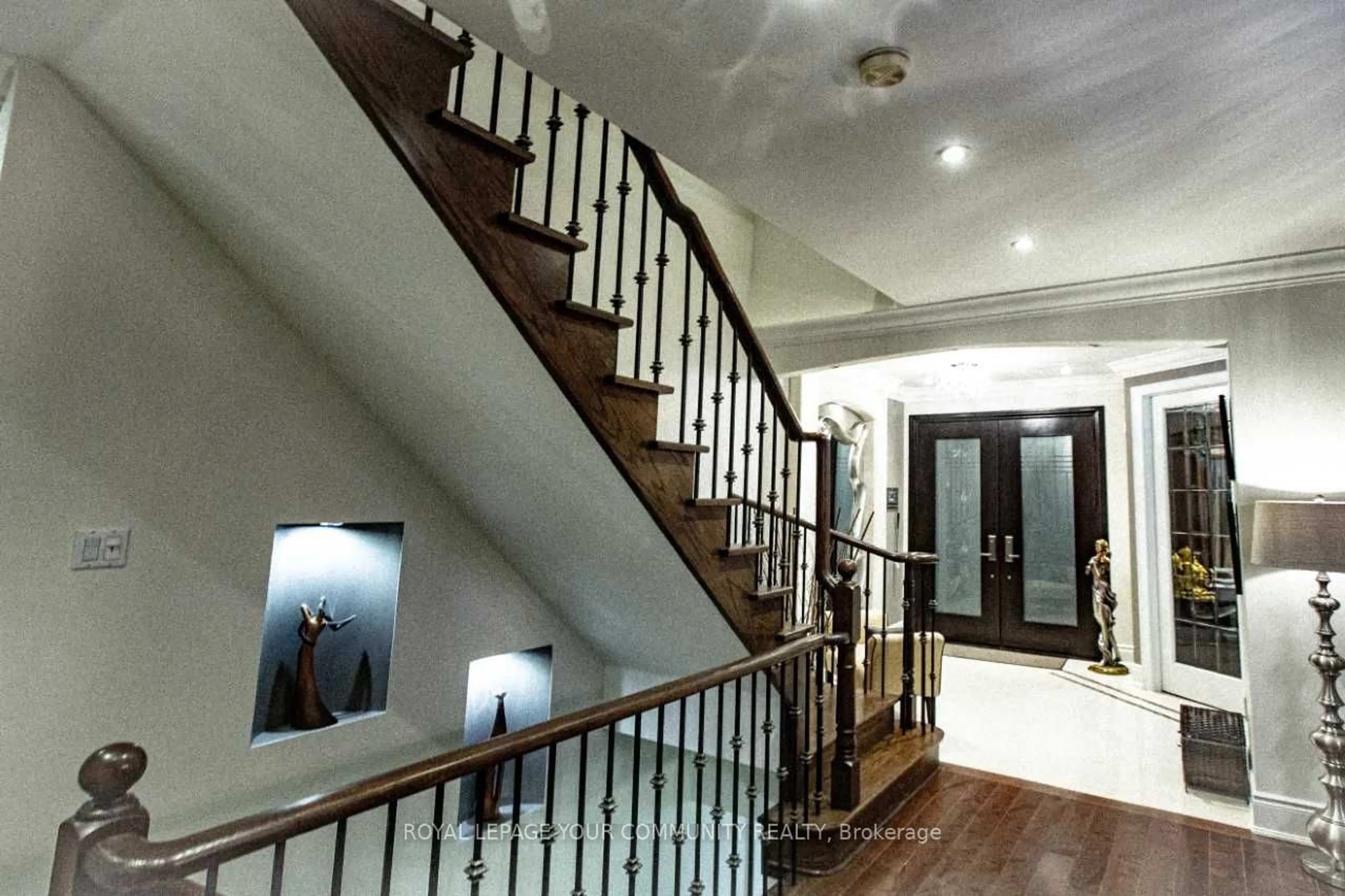 Indoor foyer for 35 Vandervoot Dr, Richmond Hill Ontario L4E 0C7