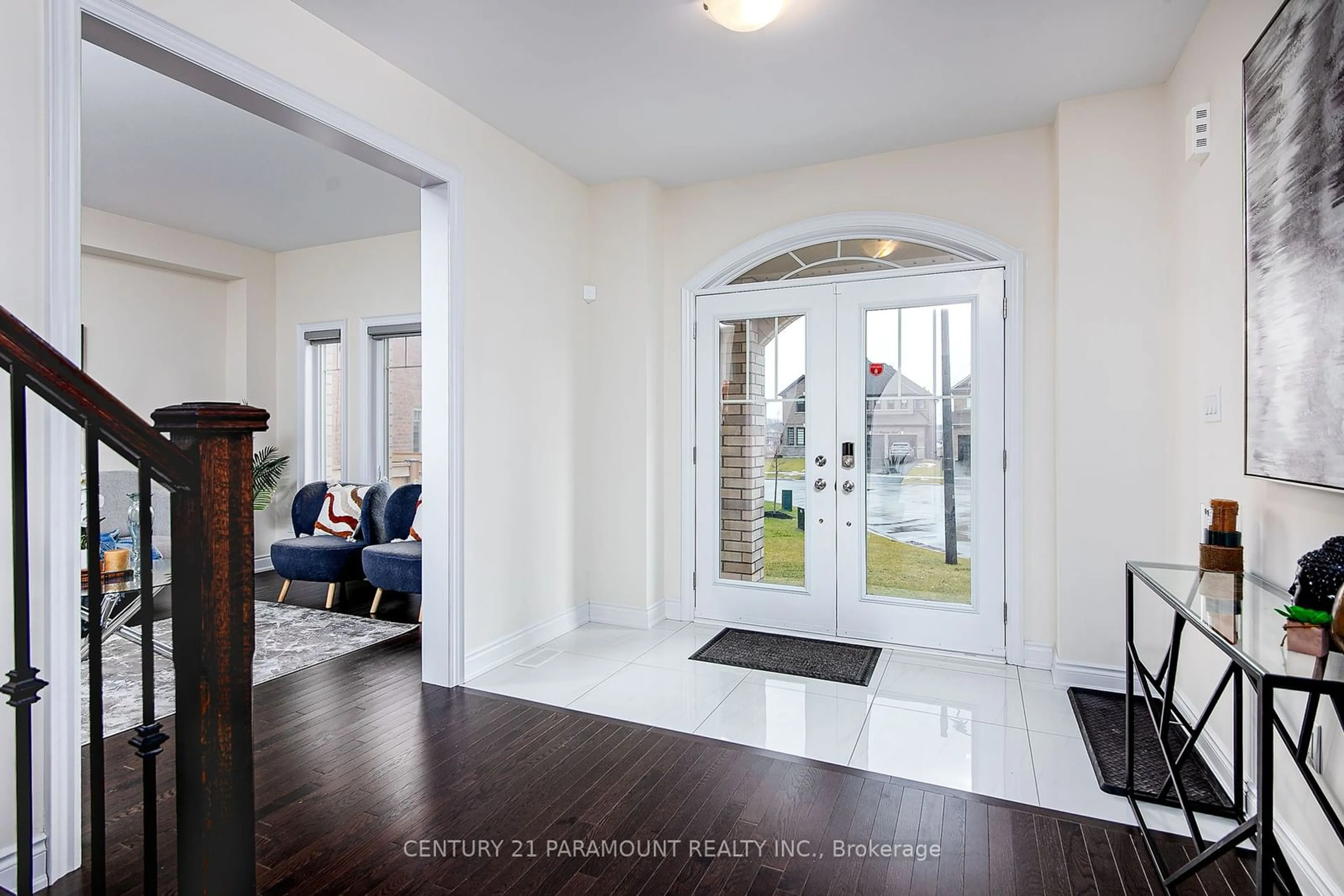 Indoor entryway for 46 Ridgeview Crt, Bradford West Gwillimbury Ontario L3Z 0R9