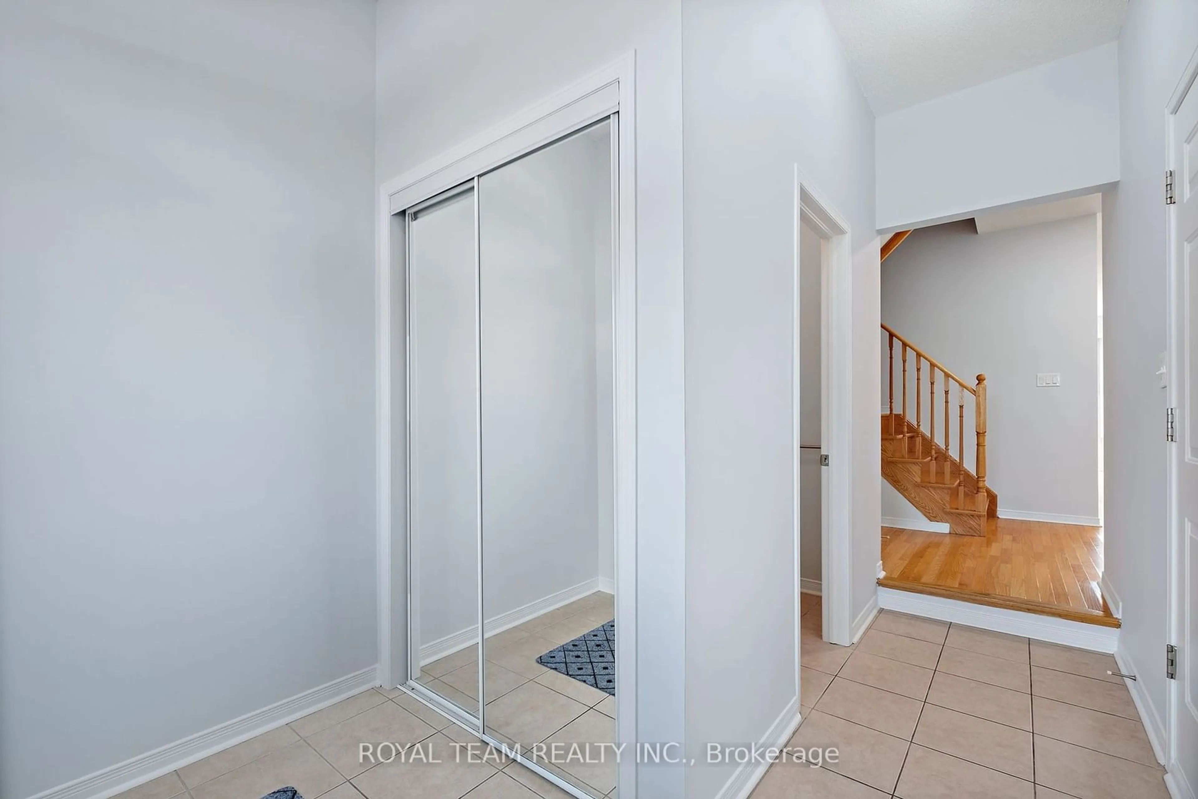 Indoor entryway for 60 White Beach Cres, Vaughan Ontario L6A 4K6