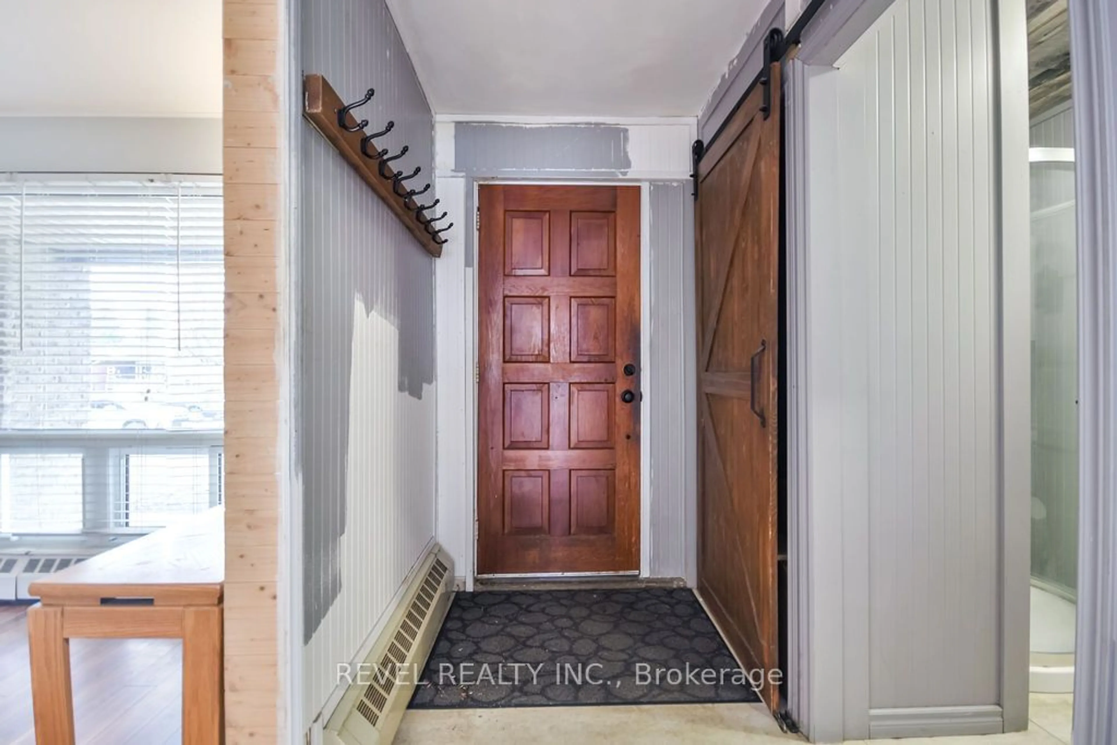 Indoor entryway for 261 Nelson Cres, Innisfil Ontario L9S 1E5