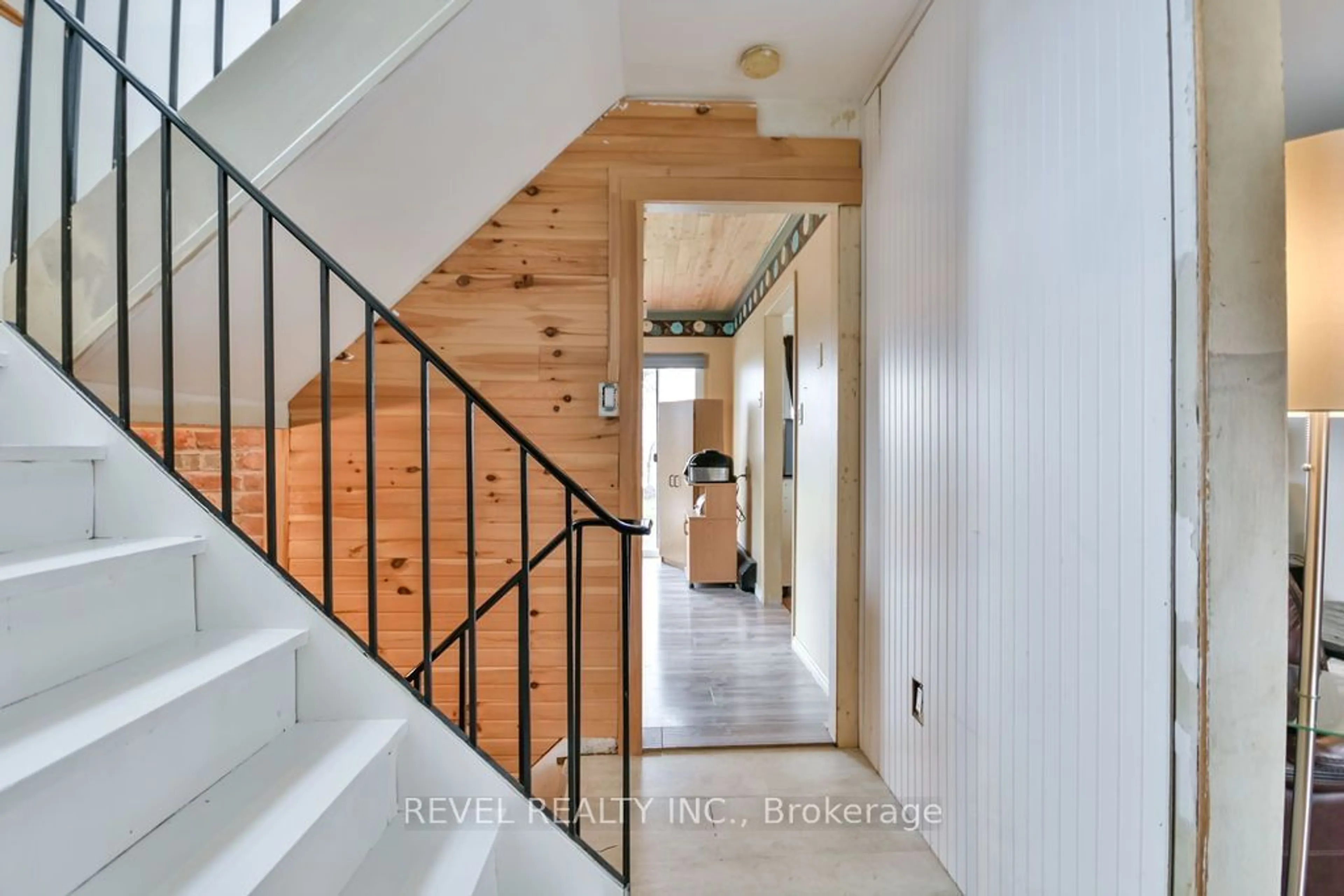 Indoor entryway for 261 Nelson Cres, Innisfil Ontario L9S 1E5