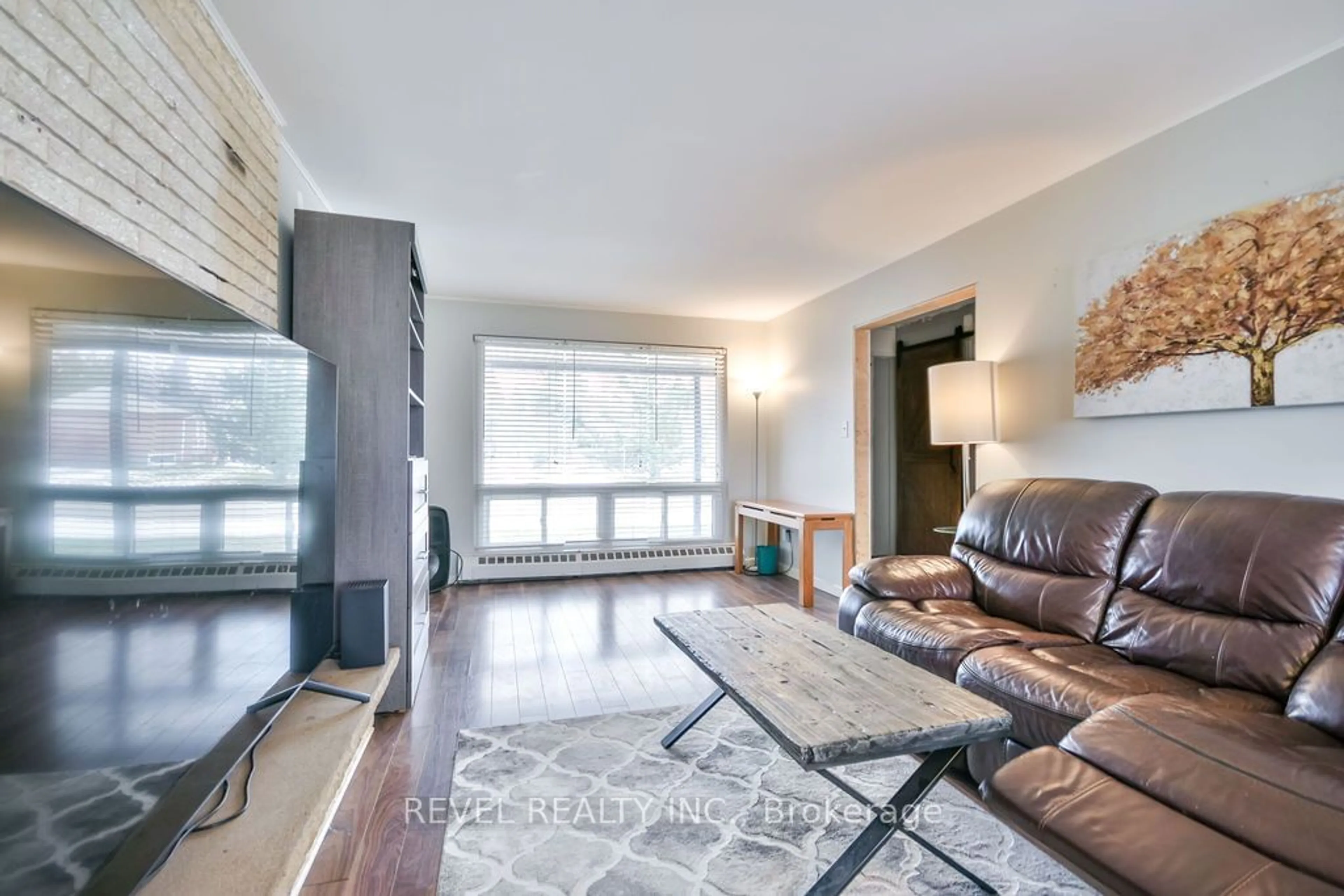 Living room with furniture, wood/laminate floor for 261 Nelson Cres, Innisfil Ontario L9S 1E5