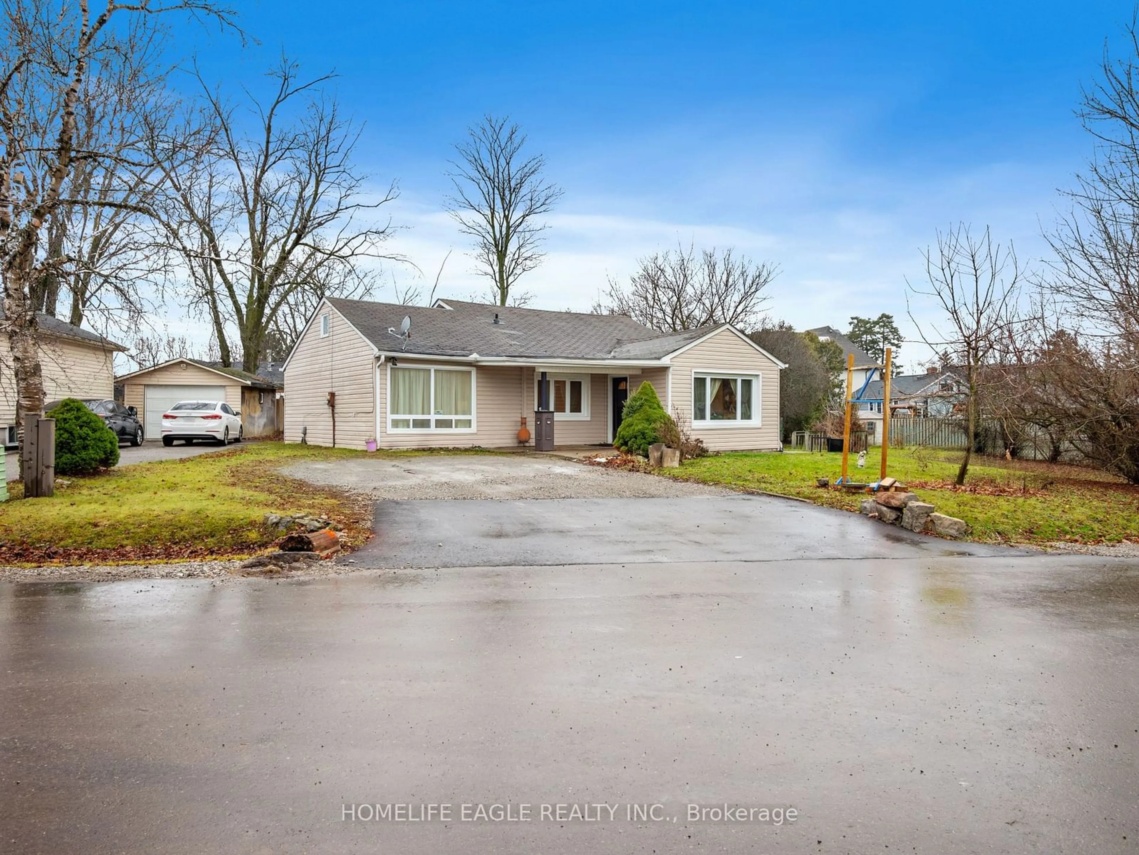 A pic from outside/outdoor area/front of a property/back of a property/a pic from drone, street for 4 Hughes St, Richmond Hill Ontario L4E 2V9