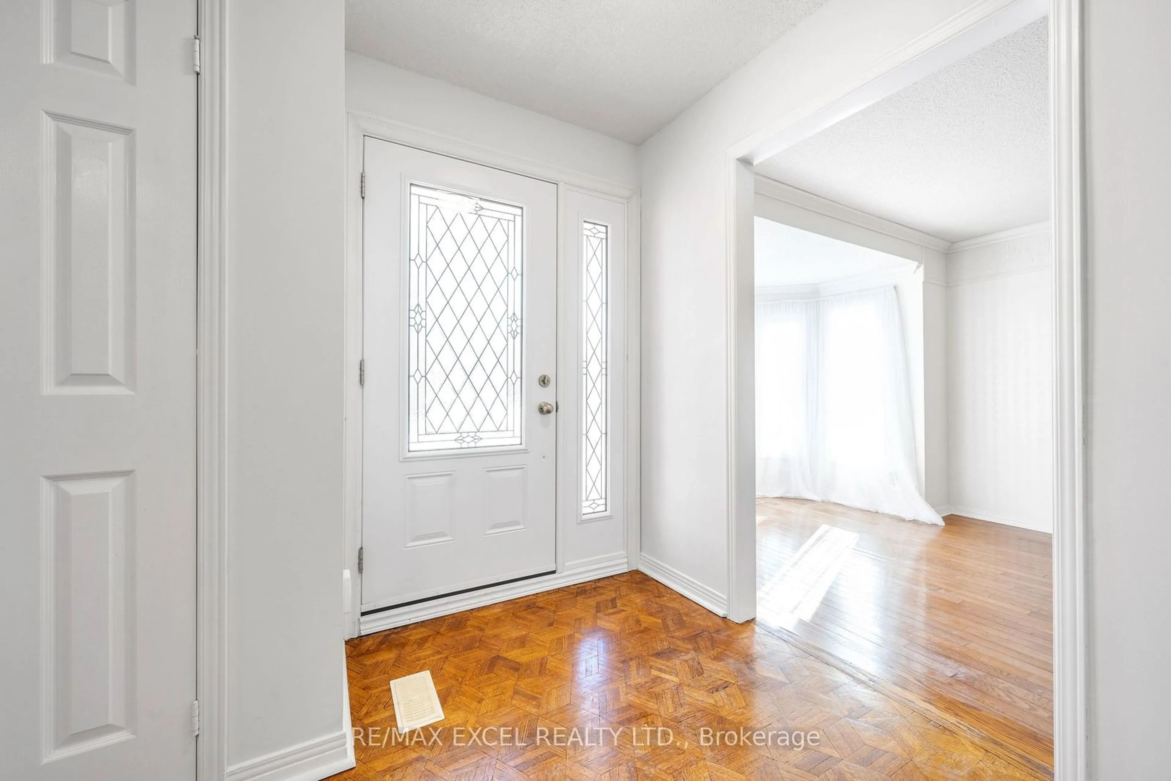 Indoor entryway for 22 The Bridle Tr, Markham Ontario L3R 4E9