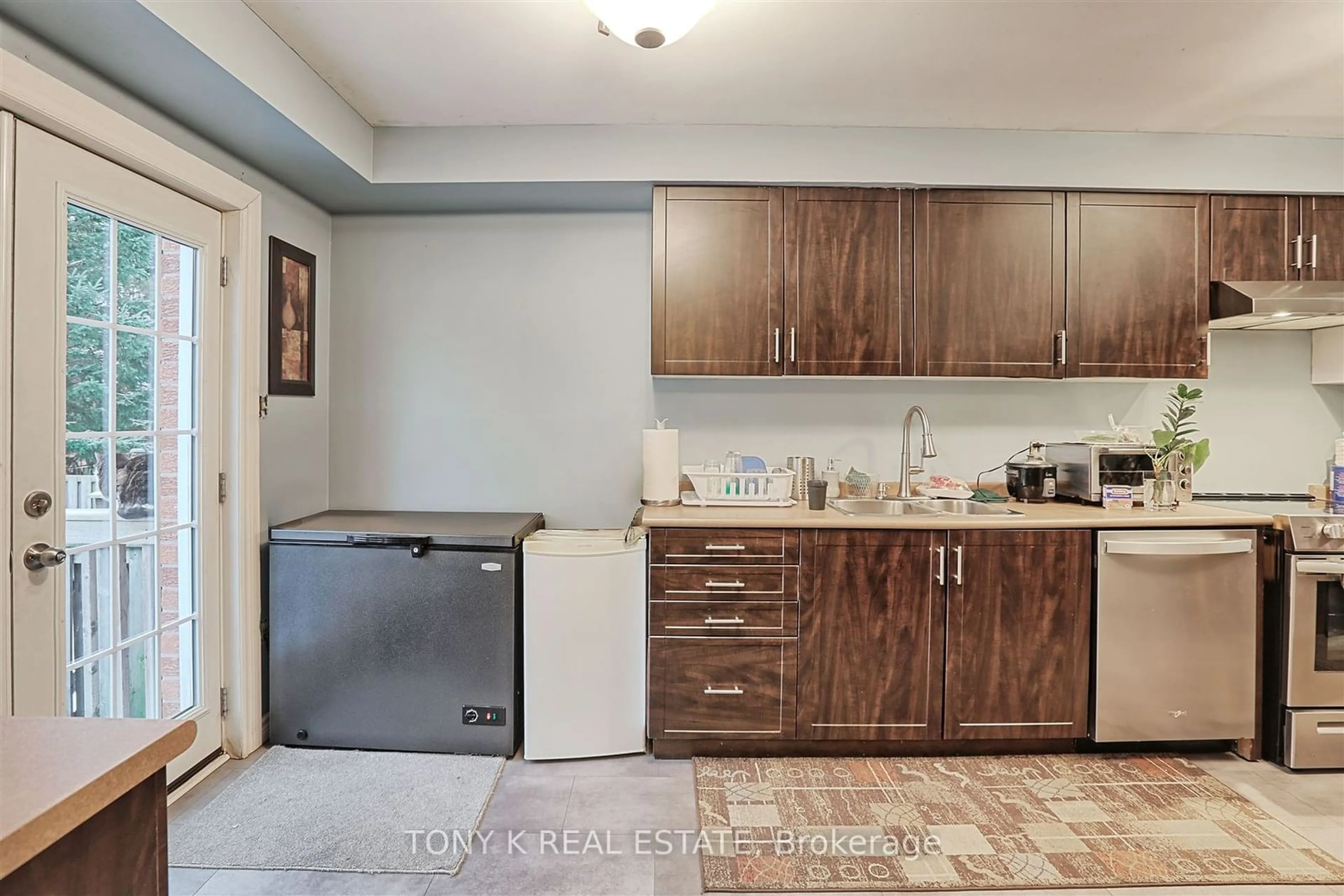 Standard kitchen, unknown for 47 O'Leary Crt, New Tecumseth Ontario L0G 1W0