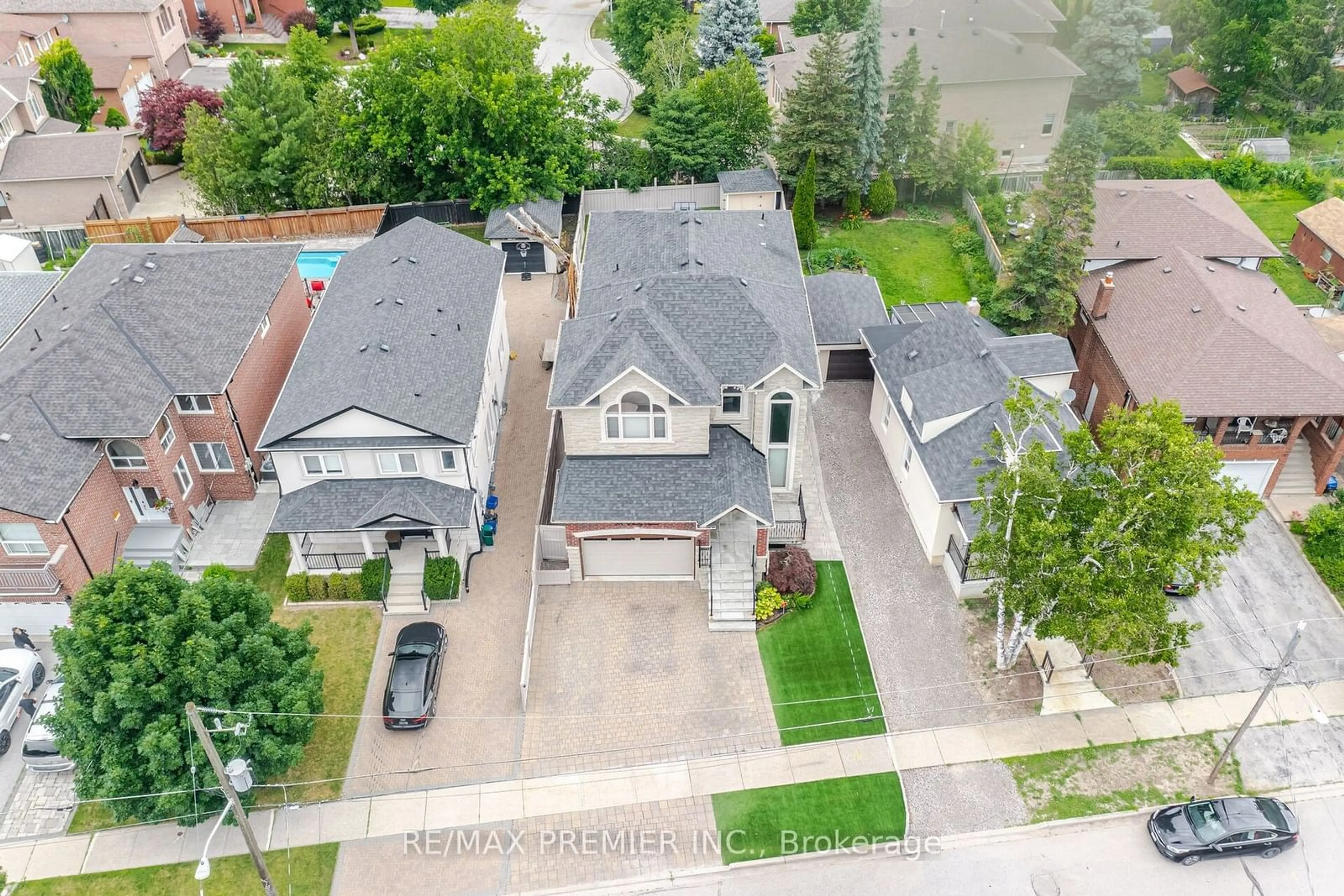 A pic from outside/outdoor area/front of a property/back of a property/a pic from drone, street for 28 Ellerby Sq, Vaughan Ontario L4L 1N1