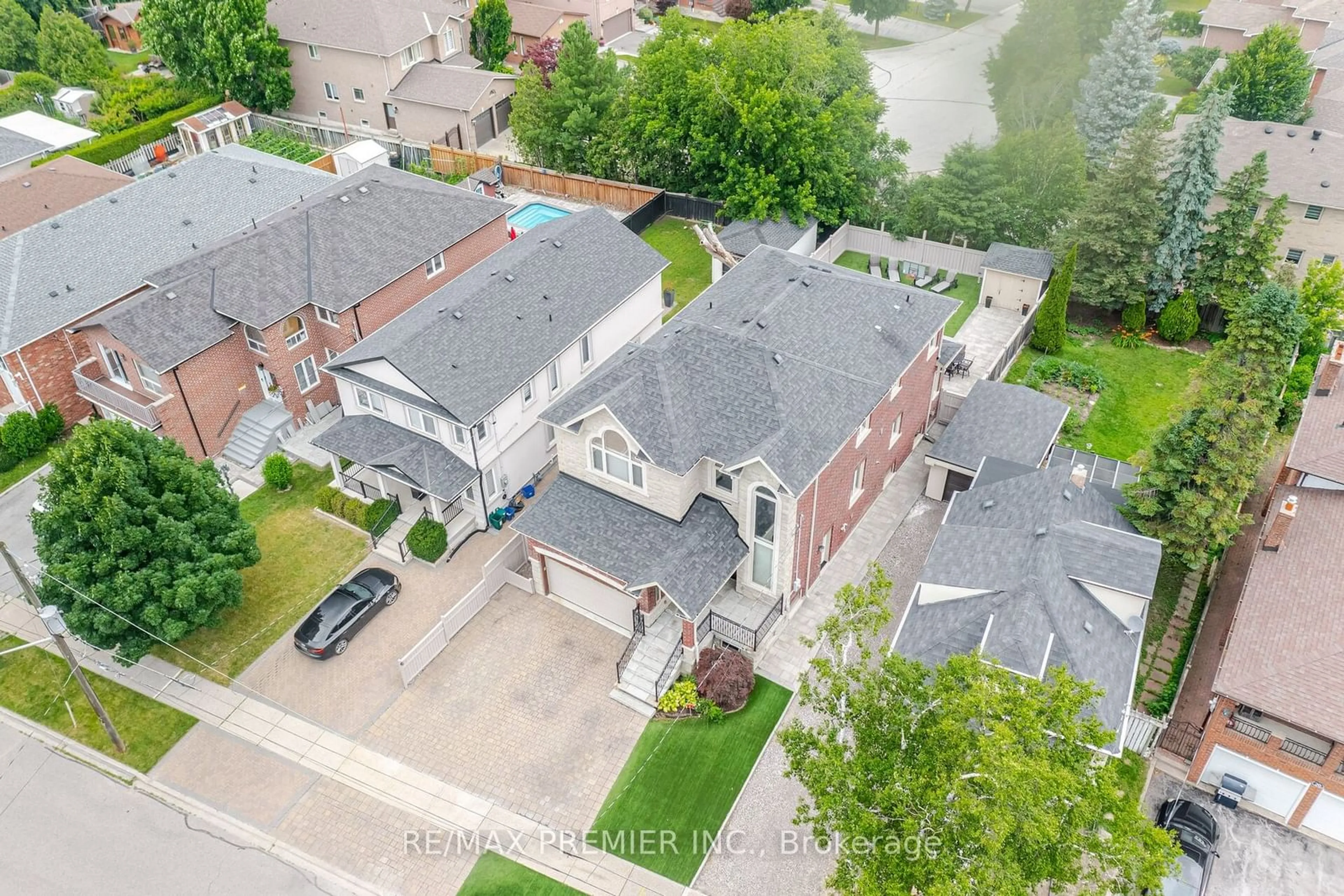 A pic from outside/outdoor area/front of a property/back of a property/a pic from drone, street for 28 Ellerby Sq, Vaughan Ontario L4L 1N1