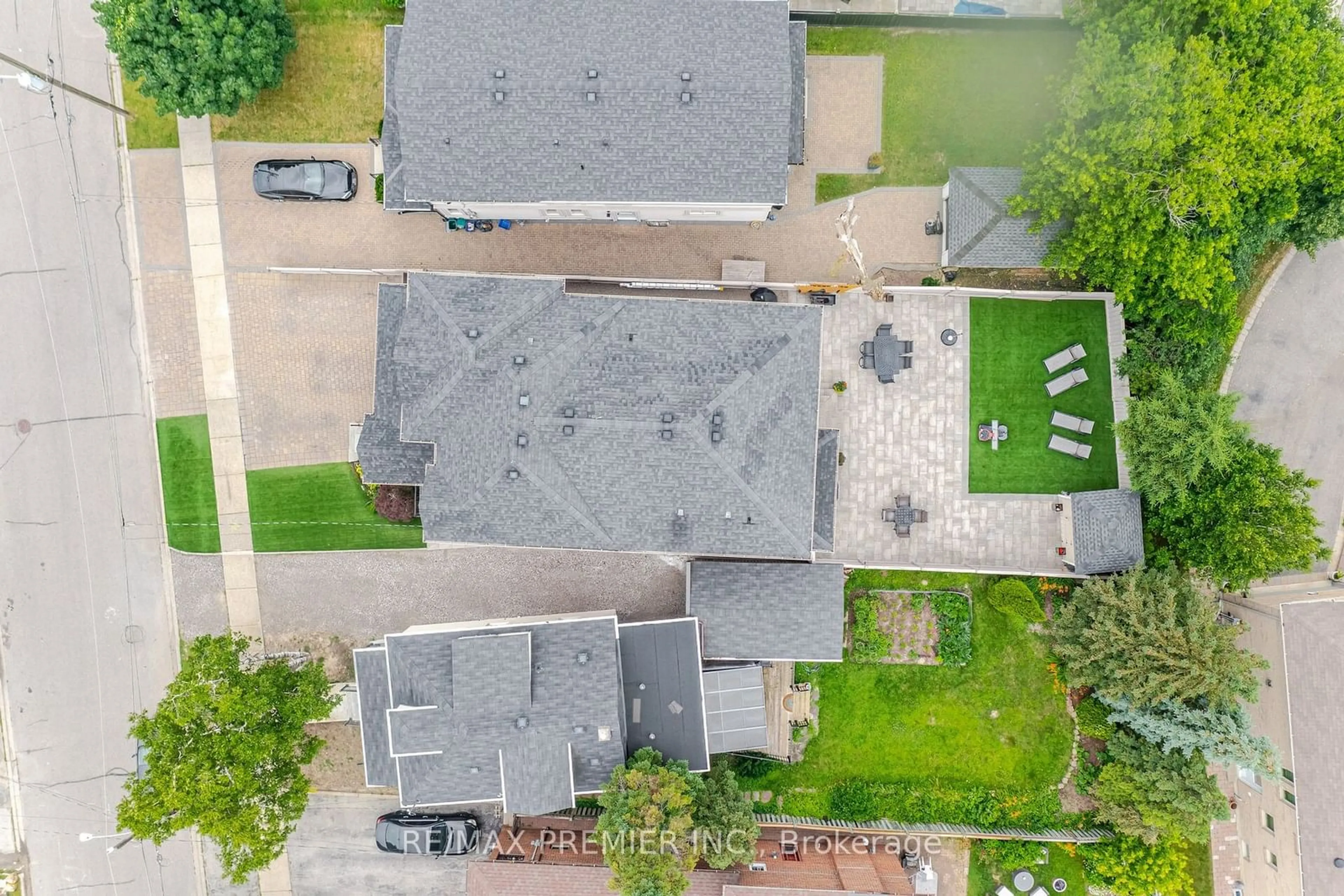 A pic from outside/outdoor area/front of a property/back of a property/a pic from drone, street for 28 Ellerby Sq, Vaughan Ontario L4L 1N1