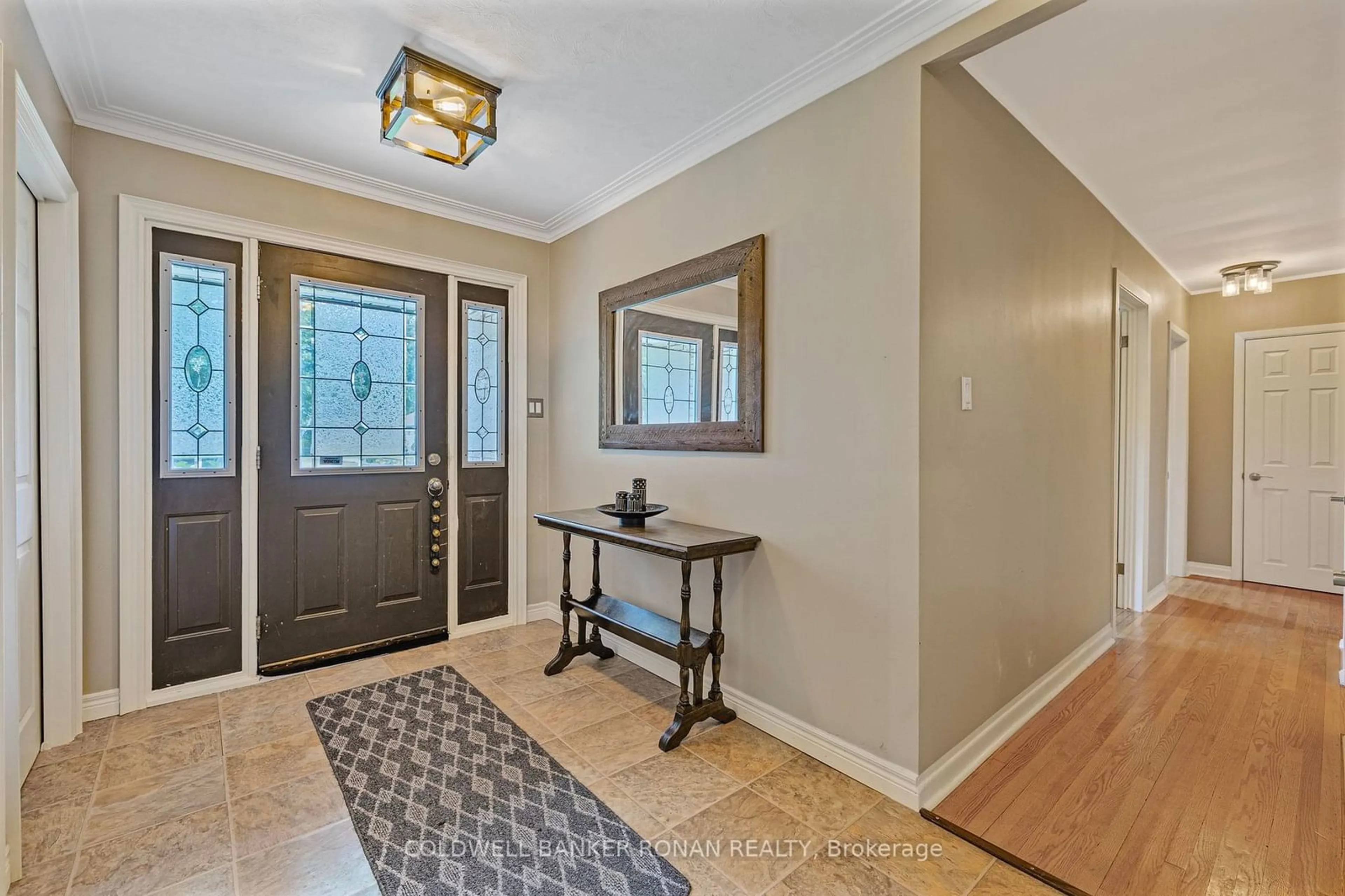 Indoor entryway for 344 Victoria St, New Tecumseth Ontario L9R 1K3