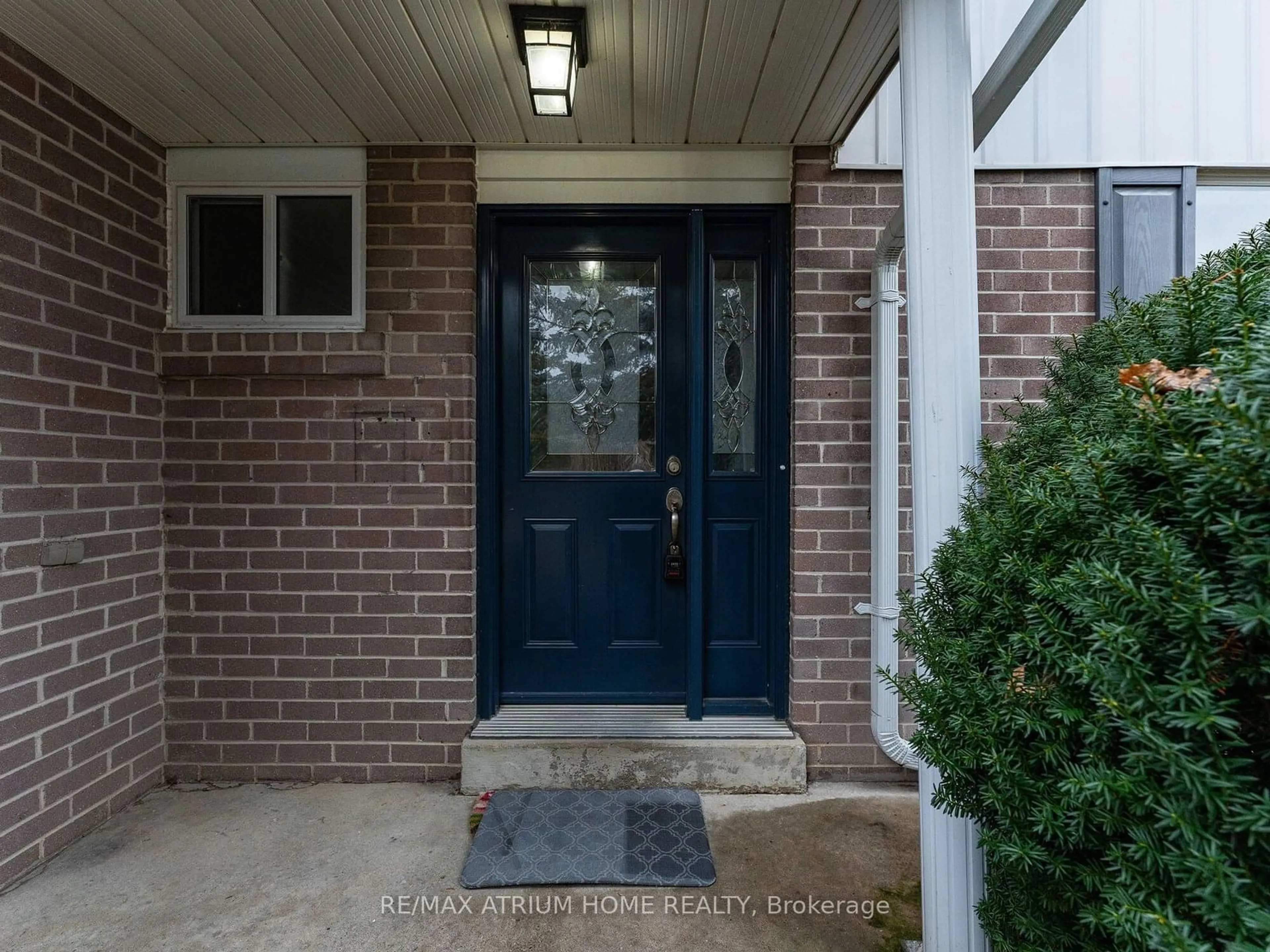 Indoor entryway for 401 Borden Ave, Newmarket Ontario L3Y 5C1