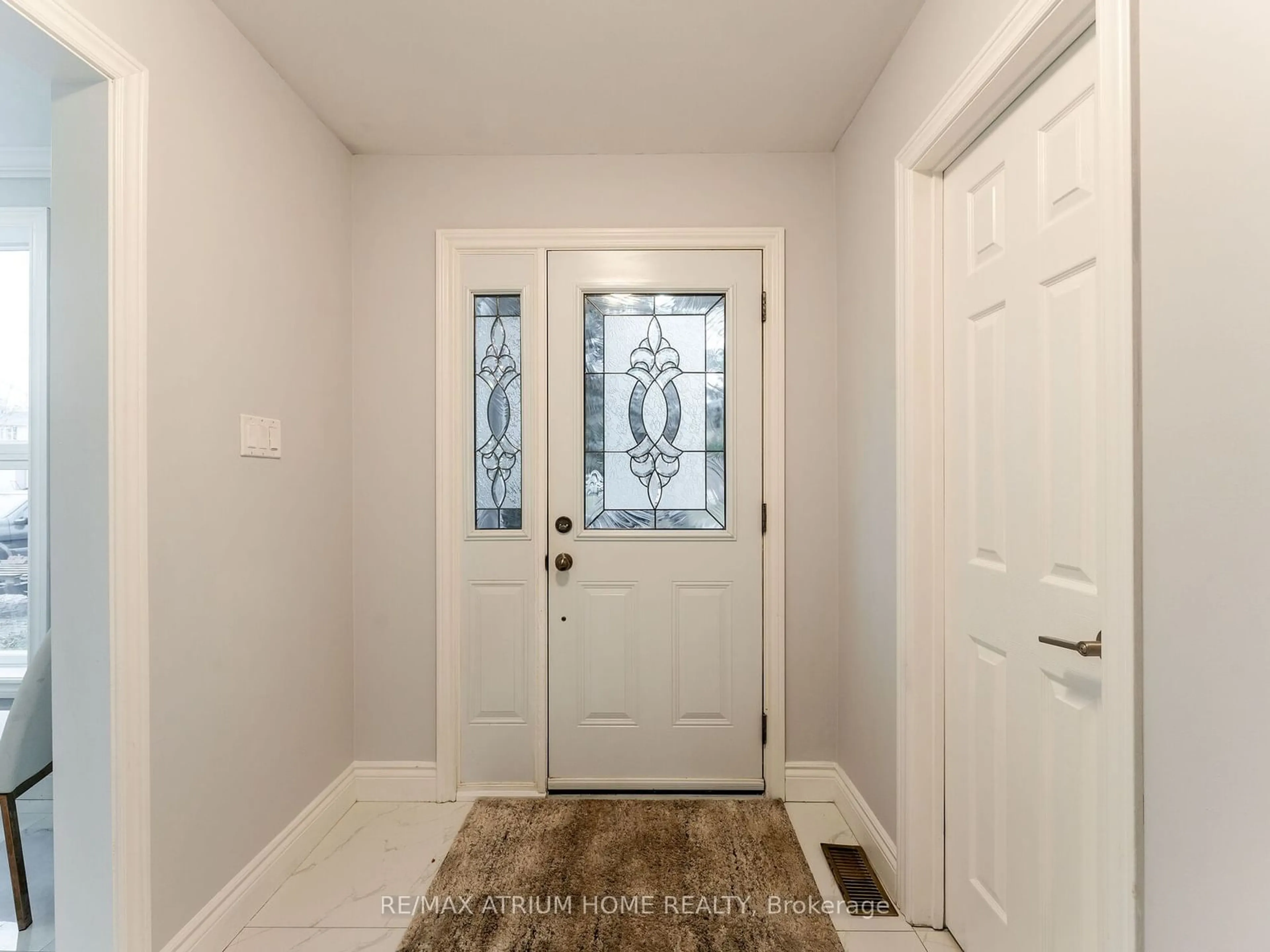 Indoor entryway for 401 Borden Ave, Newmarket Ontario L3Y 5C1