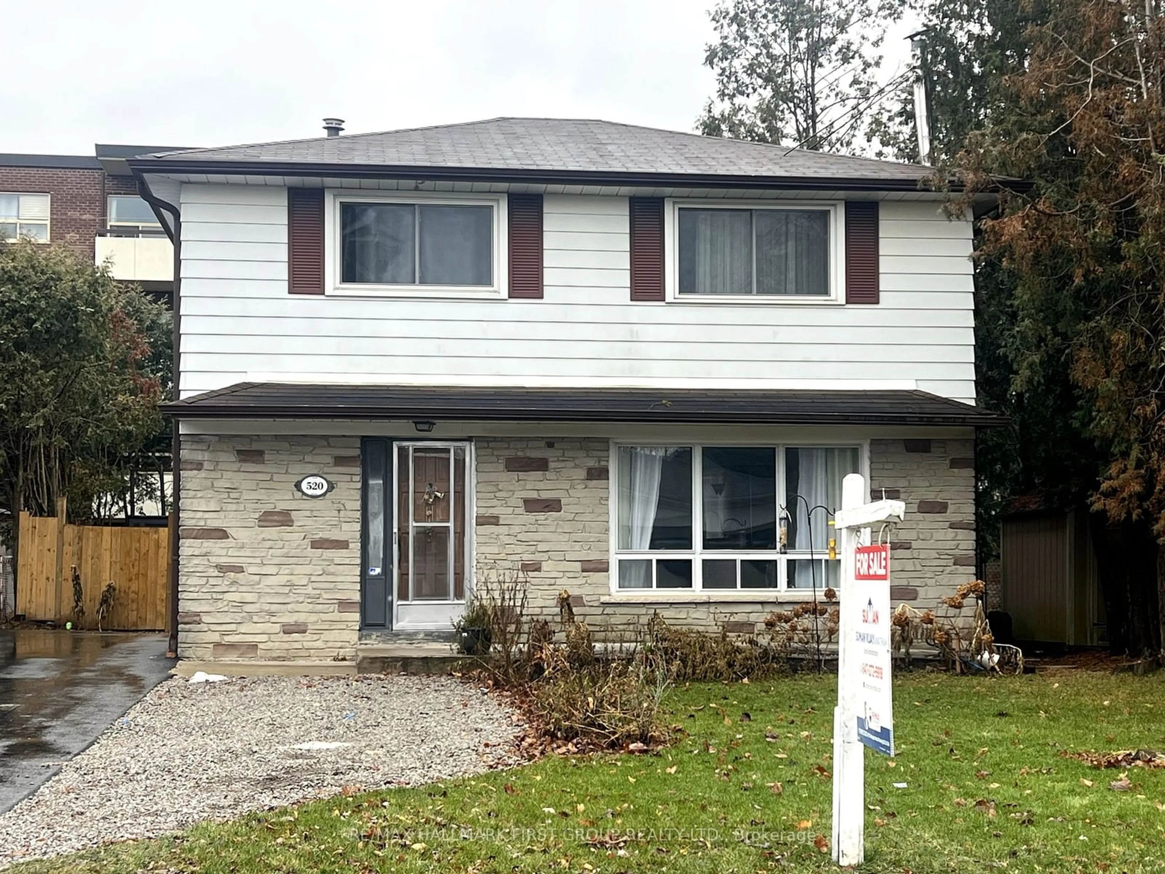 Home with vinyl exterior material, street for 520 Elm Rd, Whitchurch-Stouffville Ontario L4A 1W8